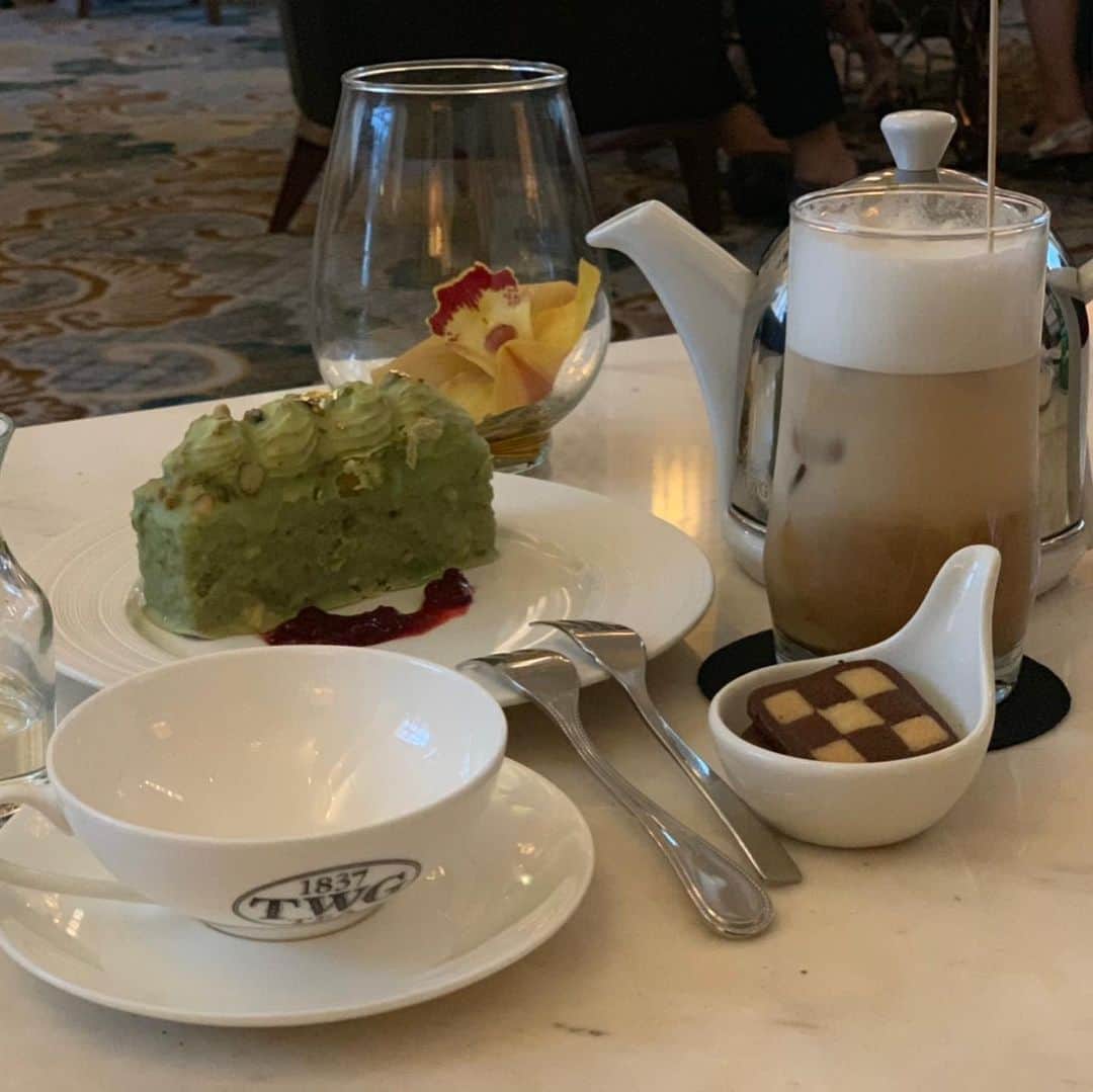 大西蘭さんのインスタグラム写真 - (大西蘭Instagram)「・ 週末は今流行りの？ ステイケーションでIntercontinental Hotel へ😍 ・ シンガポールに住んでるのにシンガポール国内のホテルにステイするという贅沢感🤩 ・ ロビーラウンジで紅茶とケーキを食べながらのんびり☺️ ・ こぐまちゃんは普段とは違う空間に大はしゃぎで、ベッドの上を動き回っていました🐻 ・ いつもと違う環境で寝てくれるか、少し心配しましたが、ぐっすりでした🐻💤 ・ ・ #ステイケーション #ジュニアスイート #インターコンチネンタルシンガポール #インターコンチネンタルホテル #シンガポールホテル  #singaporelife  #mamagirl #mamalife #mamalifestyle #thisissingapore  #シンガポール暮らし #シンガポール生活 #シンガポール子育て #シンガポール旅行 #シンガポール観光」9月2日 20時21分 - onishiran