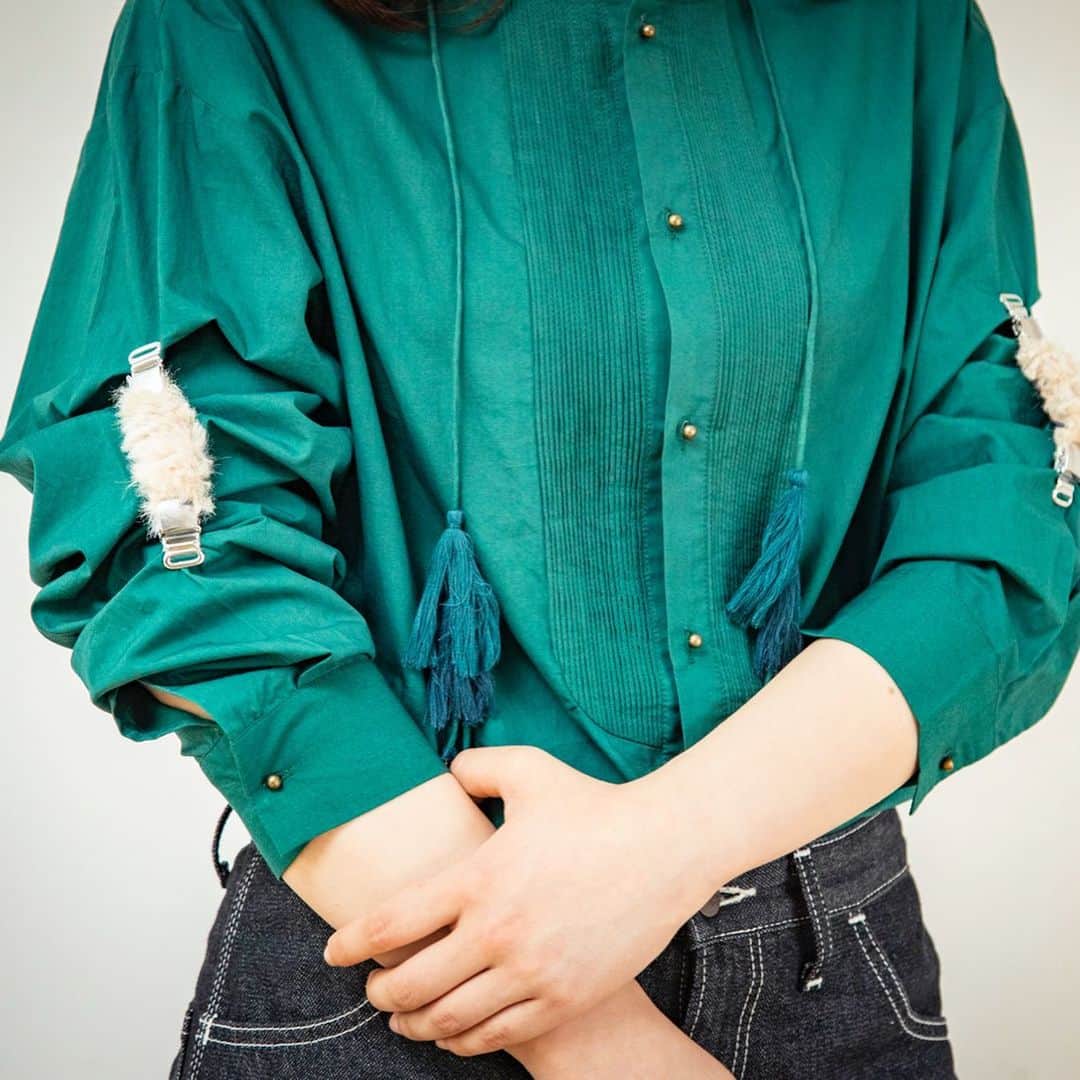 ネ・ネットさんのインスタグラム写真 - (ネ・ネットInstagram)「【ピンタックベルト ￥13,000+tax】  前身頃の切替に施された細かいピンタックがポイントの長袖スタンドカラーシャツ。襟にタッセルブレードを通せる仕様で、アクセサリー感覚でシャツのアレンジを楽しめます。  #ネネット #nenet #新作 #new #autumn #winter #2019 #collection #fashion #tokyo #japan #大人カジュアル #大人ネネット #otona_nenet #ピンタックベルト」9月2日 20時14分 - nenet_official