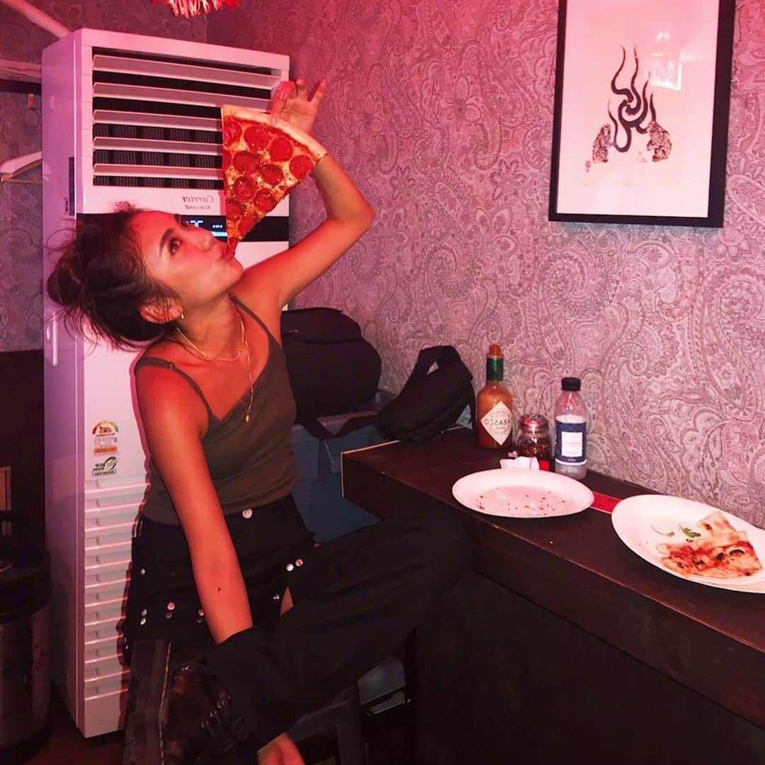 佐々木彩乃さんのインスタグラム写真 - (佐々木彩乃Instagram)「PIZZA NIGHT 🍕 梨泰院の夜はとても賑わってた✌️ 夜中ピザ2枚も食べて後悔と共に帰国しました😓 韓国楽しかったなぁ笑 #korea #梨泰院 #韓国 #🇰🇷」9月2日 20時15分 - ayano__sasaki