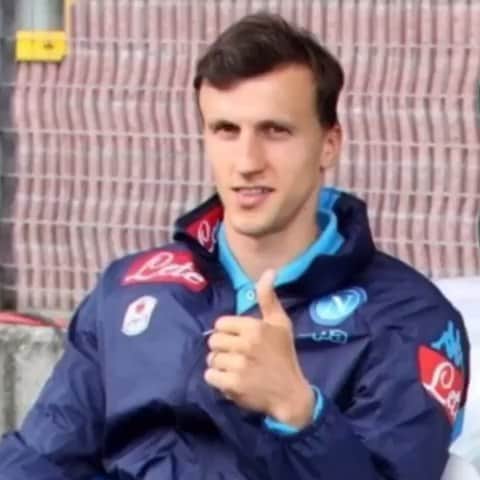 ヴラド・キリケシュのインスタグラム：「Grazie Napoli 💙 Grazie a tutti per il vostro sostegno, ho vissuto insieme a voi 4 anni straordinari e vi porterò sempre nell cuore 💙 Anche se vado via avrò sempre con me il mio piccolo napoletano DOC che mi ricorderà sempre quanto mi ha dato questa città. Napoli mi mancherai!!! Grazie @officialsscnapoli  #ForzaNapoliSempre 💙」