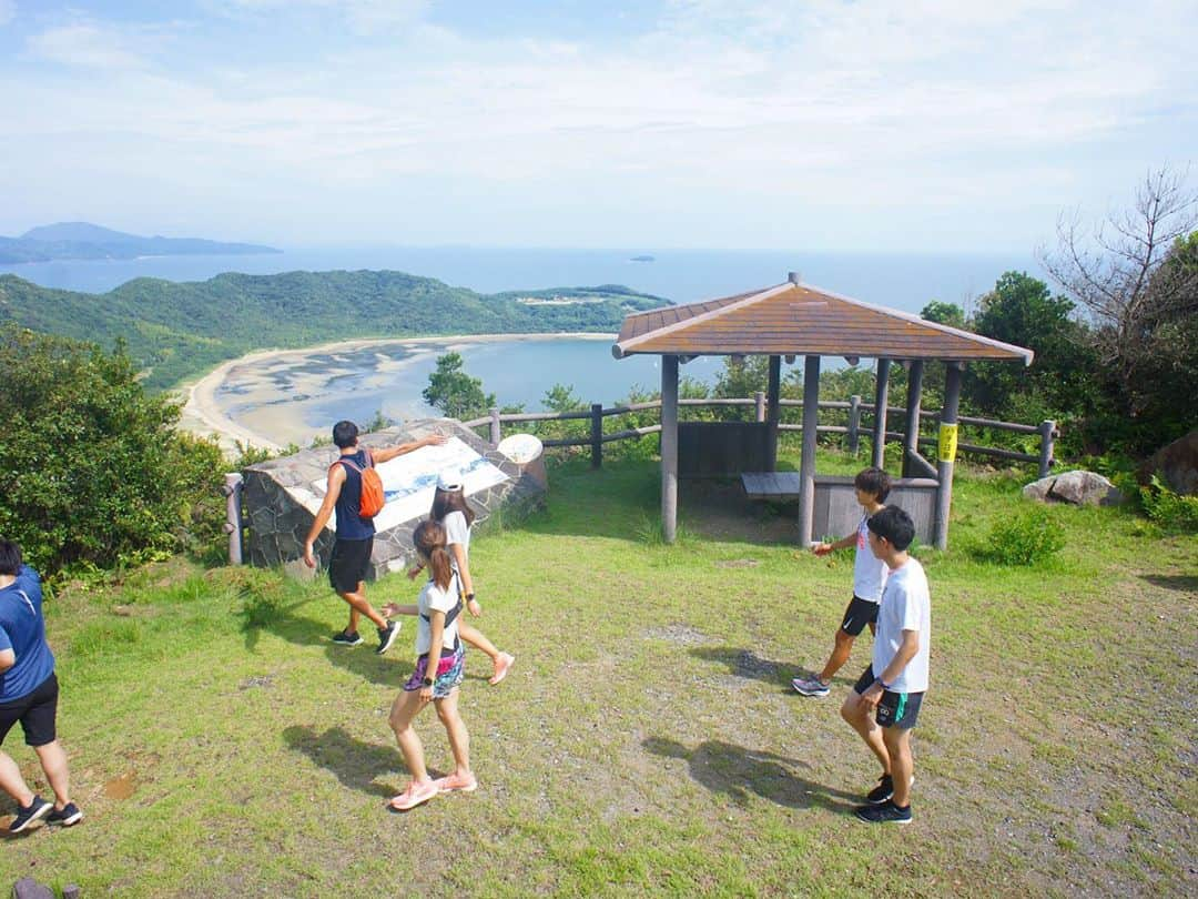 中橋舞さんのインスタグラム写真 - (中橋舞Instagram)「. #山口ラン旅 #runnersvillage山口市あいお  週末は山口県の秋穂(あいお)へ @runners_village  #ランナーズビレッジ ！！ ゆりなちゃんと一緒に行ってきました🏃‍♀️🏃‍♀️💨 山口ではフクシムランのお二人とも◎thanks . . 緑が豊かなところを走りたい❤️ セレクトコースは #串山 というクロカンコース！ . . はじめは田んぼが続く長閑な田舎道を走って、串山遊歩道へ... . . ハイキングの方とも"こんにちわー"と挨拶しながら続く上りの階段👟💨 丸太の階段に気をつけながら山頂の景色を楽しみに登ると... 目の前には絶景✨✨ . . 串山は山の東西で広がる景色が田舎町と海と2面楽しめるのが、2倍楽しめるポイントでした🌟 . . 岩に腰掛けてみたけど、ビビリだからへっぴりごしに。w . . 秋穂を見渡せるステキな景色✨ たくさん写真がありすぎる🥺 . . #ラン旅 #runtrip #タビジョ #タビジョラン  #ランニング女子 #runner #ランニング #山口県  #秋穂 #串山 #田舎の風景 #クラツー登山の旅 #クロスカントリー #runnersvillage #そうだ田舎へ行こう」9月2日 20時17分 - mai_nakahashi