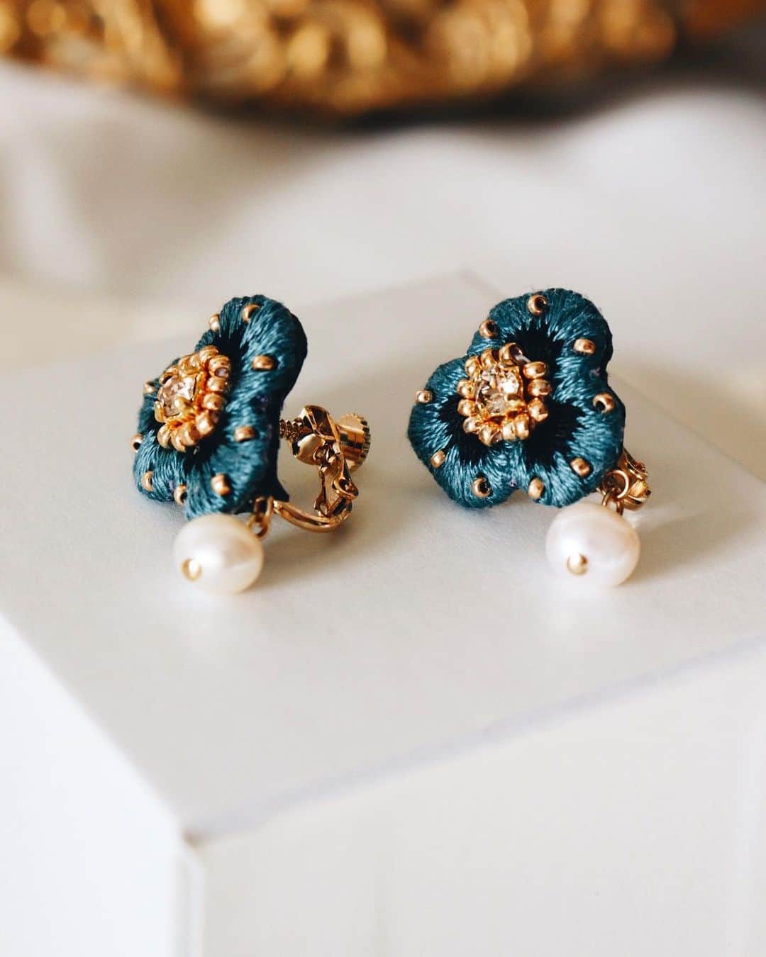handmade shopのインスタグラム：「10月の福岡popupの日程のアンケートにご協力いただきありがとうございました😊﻿ ﻿ 10/5.6.7希望の方が多かったので﻿ その日程で開催しよう思います◯﻿ ﻿ 詳細はまた改めてお知らせしますので﻿ popup行きたいなと思う方は﻿ 予定を空けておいていただけると嬉しいです🌟﻿ ﻿ ﻿ 9月のonline shopオープンのお知らせ﻿ ﻿ 9/6(金)21:00から4日間﻿ online shopをオープンします﻿ ﻿ 今回からお花のアクセサリーを﻿ 受注生産にて販売します！﻿ ﻿ 受注生産だと売り切れになることは﻿ ありませんのでごゆっくりと﻿ お買い物を楽しんでいただけます😊﻿ ﻿ ﻿ 今回販売するのは﻿ ピアス、イヤリング、ブローチです﻿ ﻿ いつもの一粒サイズに加えて﻿ 小粒サイズも今回から販売いたします﻿ ので楽しみにされていてください✨」