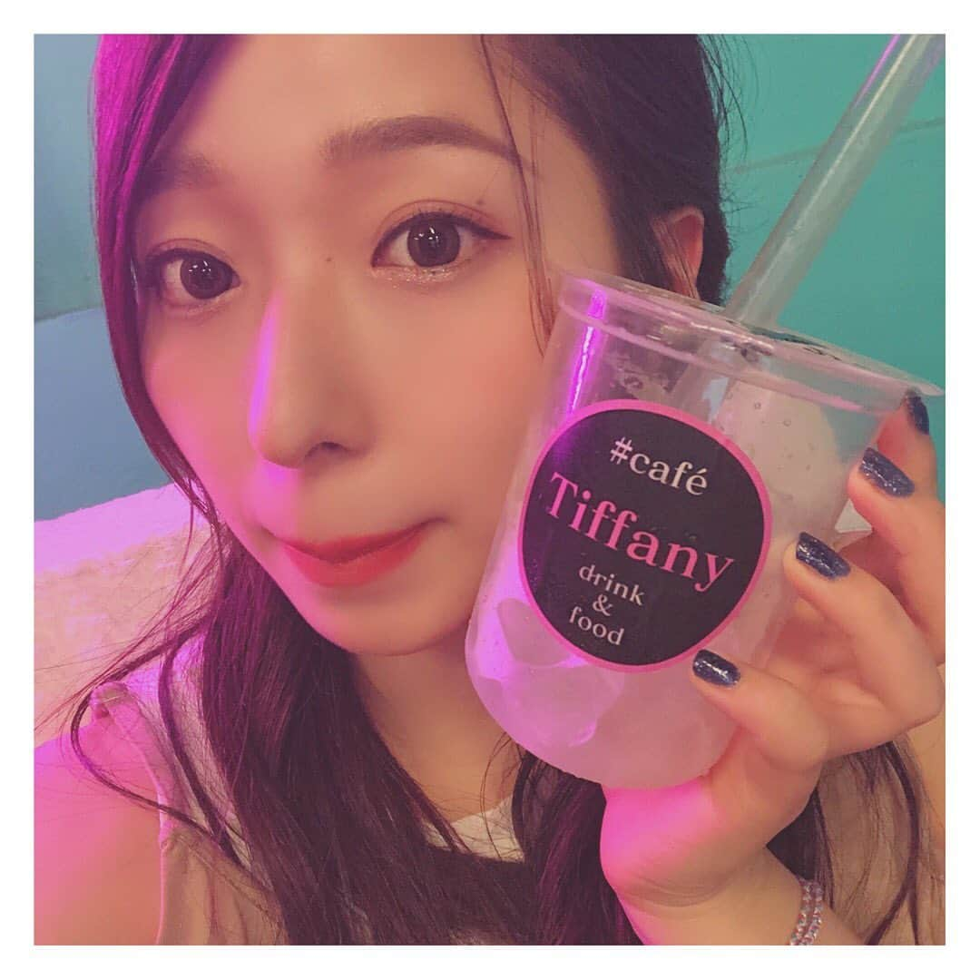 大黒柚姫さんのインスタグラム写真 - (大黒柚姫Instagram)「＊ 本日21時からは#柚姫の部屋 ✨ YouTubeのシャチアカウントから生配信します！！ 今回もかなり内容盛りだくさん💪💓 よーーーし いっっっぱい喋るぞー！！！ リアルタイムで見れる方は 是非リアルタイムで見てほしいな⑅◡̈* 今日のツチノコチャンスは誰の手に...?? もう少し待っててくださいね♪ . . #写真は女子旅での写真 #タピオカ #tiffany  #旅行先でもてぃーたん」9月2日 20時30分 - yuzuki_oguro_official