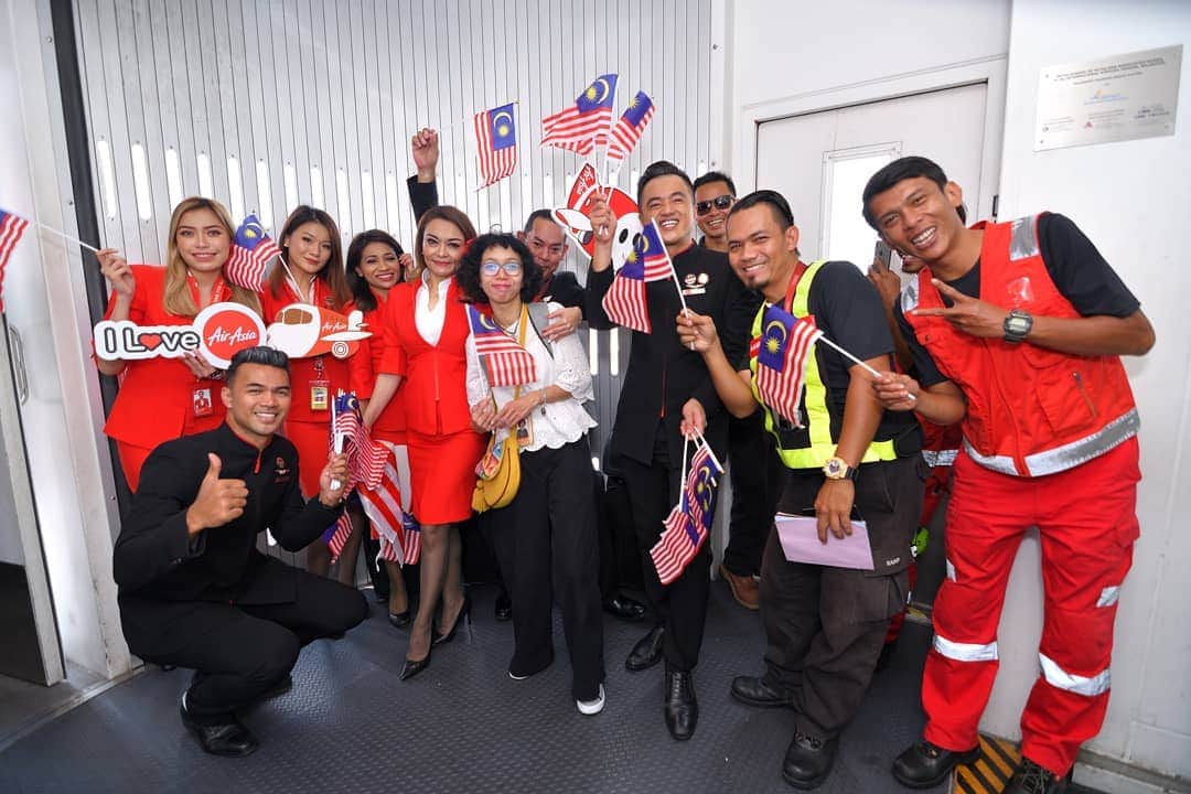 エアアジアさんのインスタグラム写真 - (エアアジアInstagram)「We had a special flight last Malaysia National Day operated by our Fabulous 40s - our cabin crew above 40 years old, fascinating and still flying.  In #AirAsia, age is simply just a number. We salute you for your dedication and service!  #FlytheWorldChampion」9月2日 20時29分 - airasiasuperapp