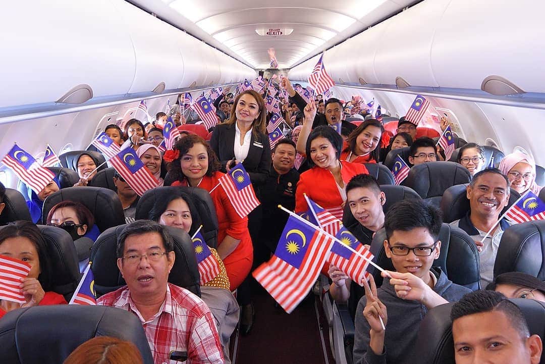 のインスタグラム：「We had a special flight last Malaysia National Day operated by our Fabulous 40s - our cabin crew above 40 years old, fascinating and still flying.  In #AirAsia, age is simply just a number. We salute you for your dedication and service!  #FlytheWorldChampion」