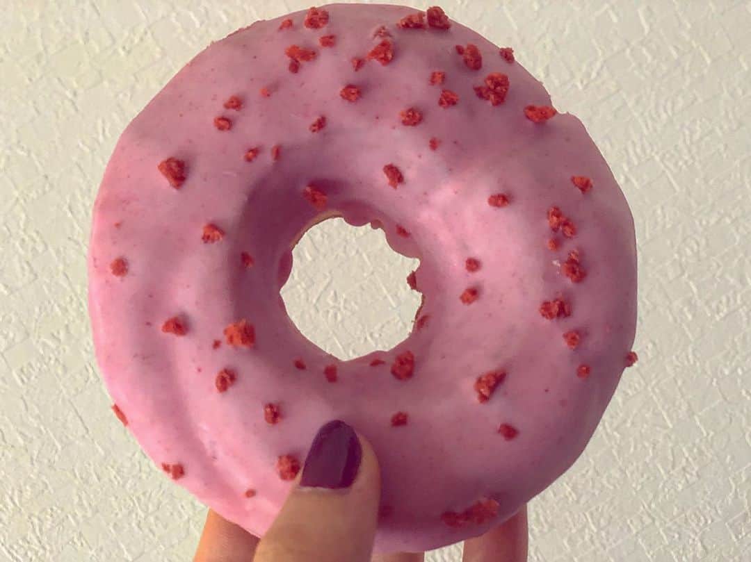 のインスタグラム：「・ セブンのいちごクリームの ドーナツ🍩🍓美味しい😋💗 甘いの大好き(⑉• •⑉)❤️❤️❤️ #セブンイレブン#🍩#ドーナツ」