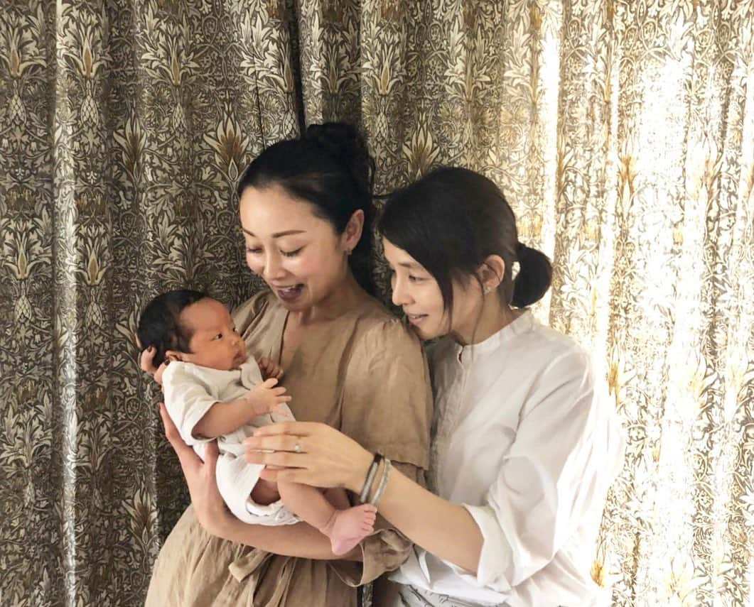 masakiさんのインスタグラム写真 - (masakiInstagram)「👶🏻🍼 赤ちゃん産みました。 私じゃなくて、ゆりこさん でもなくて、まいちゃんの赤ちゃん。 なまえは燦ちゃん、天使みたいな女の子♡ 小さくて、柔らかくて、気持ちよくて、 一瞬にしてみんなの心をふんわり包みこんでくれる不思議なパワーをもっている。 赤ちゃん言葉で話しかける私たち、 完全ばあや状態です でれんでれん♡」9月2日 20時27分 - mogurapicassowols