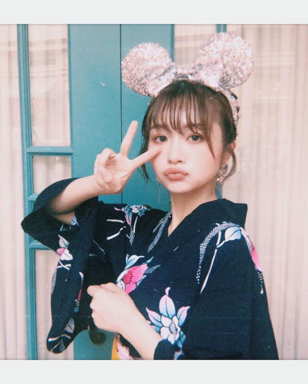 のインスタグラム：「浴衣でデートとかしたことないなって考えてたら今年も夏終わってた . . . #この浴衣はお母さんのお下がり #浴衣ディズニー」