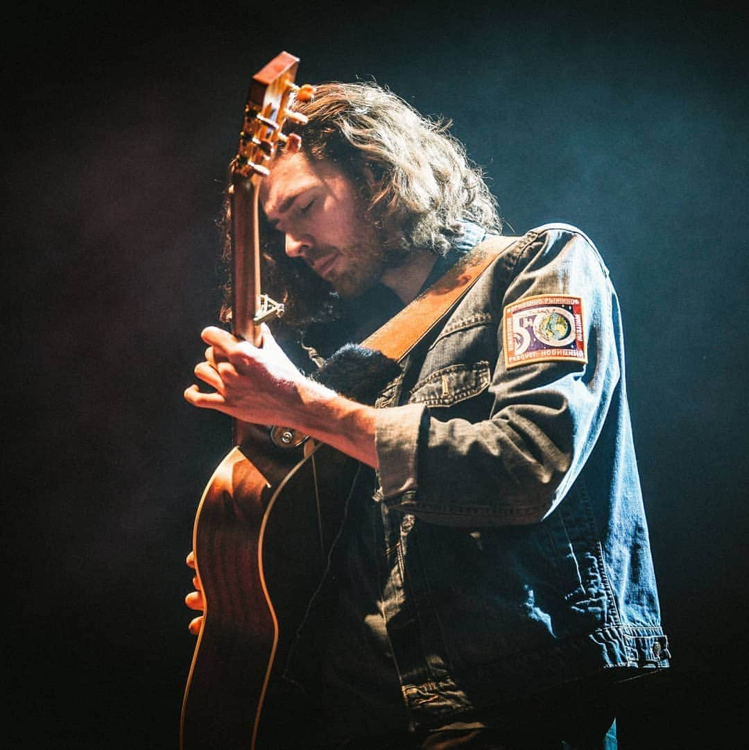 ホージアさんのインスタグラム写真 - (ホージアInstagram)「Always love being in Amsterdam, last night was the largest crowd I've played to here! Thank you for making it a special one. 🖤 📸 @ruthlessimagery」9月2日 20時28分 - hozier