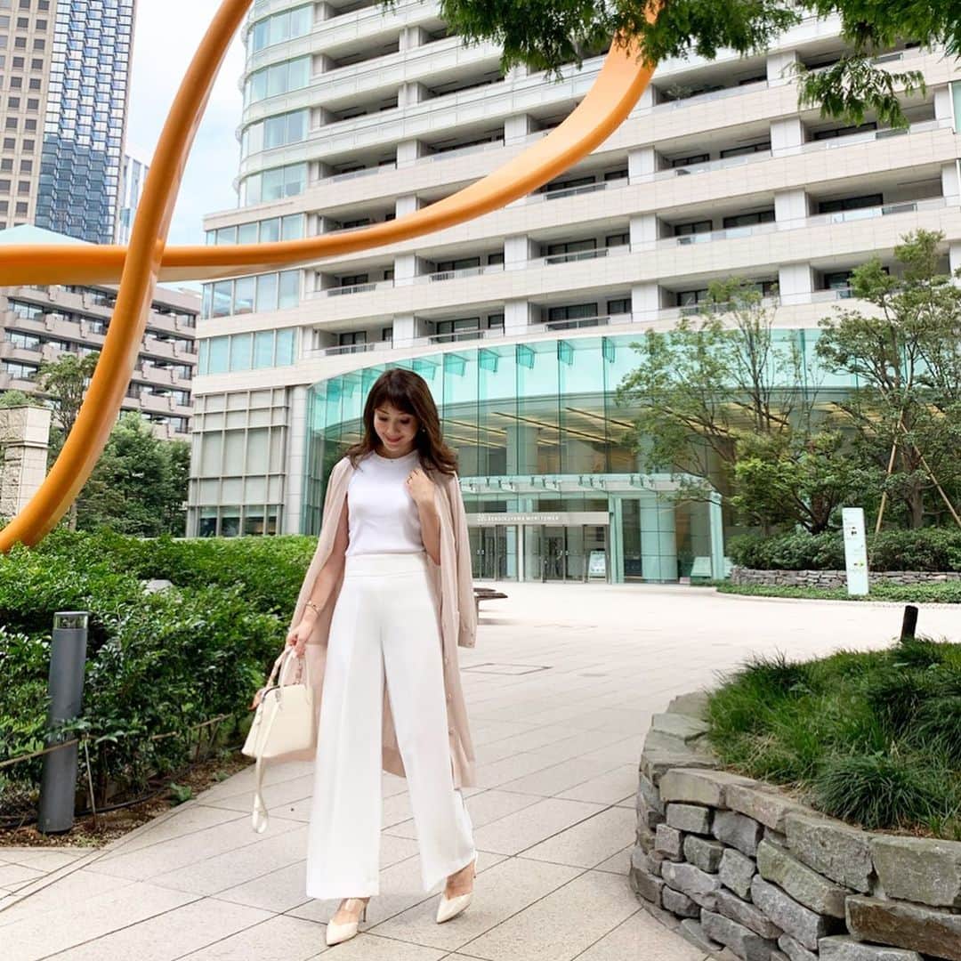 のインスタグラム：「・ ・ シンプルだからこそ使えるカーディガン♡ ・ 長くご好評いただいています⁎⁺˳✧༚ ・ 季節の変わり目にとても便利な一枚♡ ・ この柔らかいピンクがお気に入り♬ ・ ・ knit→#gallardagalante  pants→#zara cardigan→#lialapg shoes→#zara bag→#hermes ・ ・ #cardigan #coordinate #outfit #ootd #look #style #fashion #wardrobe #instagood #instafashion #ママコーデ #ママコーディネート #ママファッション #コーディネート #ファッション #ロングカーディガン」