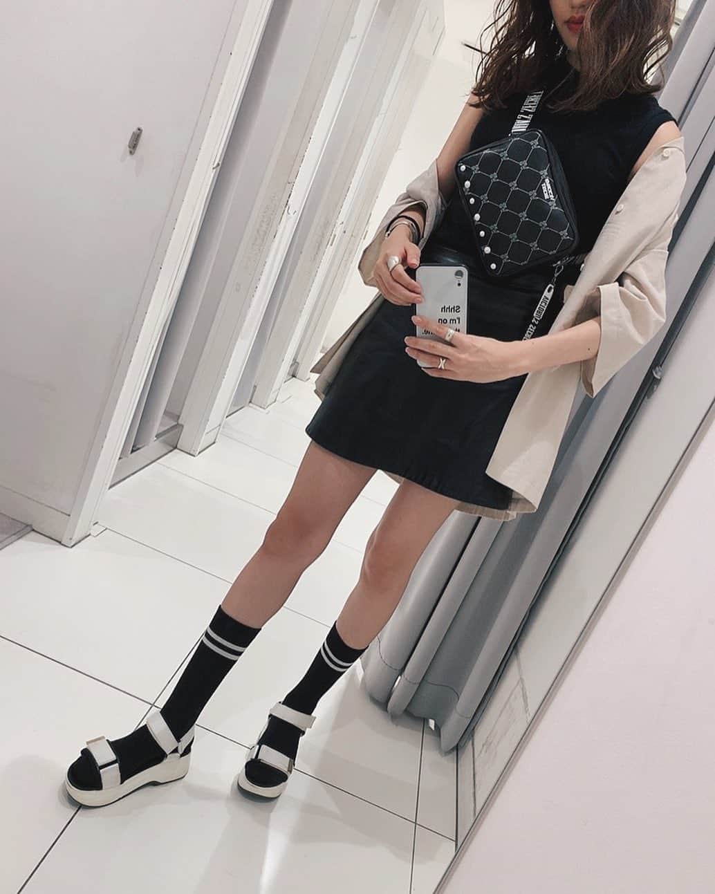 のインスタグラム：「アウトフィットオブザデイ🖤🖤🖤 ・ #コーディネート #ootd #outfit #instagram #instapic #instafashion #september #autumn #シャツ #シャツコーデ #black #ブラックコーデ #ミニスカート #photography #summer #girl #japan #tokyo #model #モデル #サロンモデル #サロモ #holiday #like4likes #followforfollowback #followme #fashion #tflers」