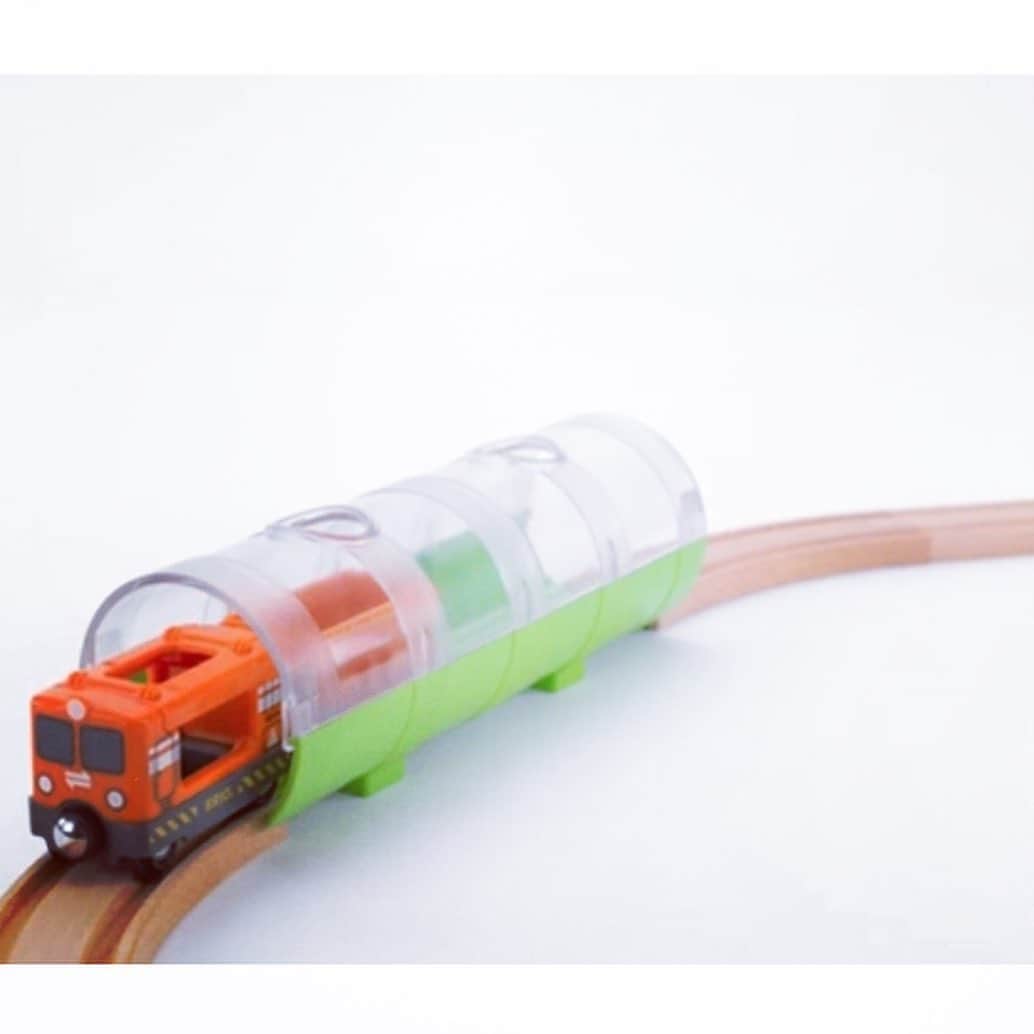 kidzoo+のインスタグラム：「BRIO World のカーゴトレイン & トンネルで重い貨物を運びましょう。 山を登ったり、下ったり、谷間を通り抜けたり、カーゴトレインは貨物ターミナルに貨物を輸送するトレインです。 車内に機関士を乗せることができます。 トレインのパッケージはそのままスタイリッシュなシースルーのトンネルとして使えます – BRIO World の木製レールに追加するだけです。さぁ出発進行！ 楽しく貨物を輸送しよう！ —————————————— ▽ 33891  カーゴトレイン&トンネル —————————————— 商品の詳細はプロフィールのURLからご覧いただけます ☞ @kidzooplus . #BRIO #ブリオ #機関車 #レール #おもちゃ #kidzooplus #子育て #ごっこ遊び #玩具 #知育 #シンプル #子供 #知育玩具 #スウェーデン #カーゴトレイン #キッズ #kids #こども #kidzooplus #トンネル #シースルー」