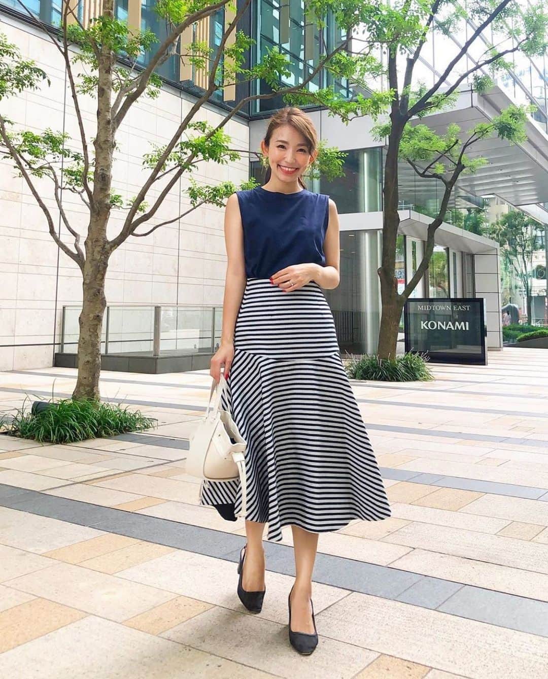 BORDERS at BALCONYのインスタグラム：「@shizuka.watanabe 様、@bordersatbalcony_official の #2019AW 新作「BELL SKIRT」をご着用くださり、ありがとうございます！⁠⠀ ⁠⠀ 「BELL SKIRT」はアイコンニックなボーダーを全面にあしらったスカートです。今の季節から、半袖の上着に合わせられるので、冬まで着られるアイテムになってます。ぜひ「BELL SKIRT」を着て、綺麗に出かけてください。⁠⠀」