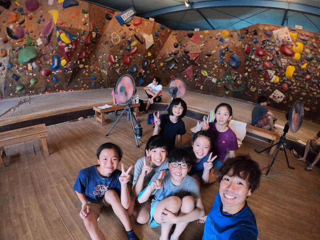 伊東秀和さんのインスタグラム写真 - (伊東秀和Instagram)「栃木のFLASHレッスンの翌日から宮崎へ💫初日はリードで小学生から成年チームを指導！ 自分も一緒に本気トライ💥久々のパターン壁でのレッスン課題はなかなか痺れました😊やっぱりスクールでも生徒と一緒に登れる時間を作れると楽しく、できれば登りも見せたい。 毎日レッスンで一緒に登れるくらいの無限の体力が欲しいので、これからも自分自身を磨いていきます✨ 武道の道のように、登りの道を生涯現役でありたいですからね！！ 2日目は成年チームをボルダーレッスン！！今回、宮崎では初の選手強化レッスンだったので、2日間で基礎的な技術からトレーニングまで伝えました✅また次のスクールまでに伝えた事を継続してみてください⤴️FLASHも宮崎も年内に1度行ける時間作れたらと思っています👋 1枚目は絶対に入らないでしょ〜って撮ったら、バッチリ入ってた写真🤣 goproすごい👌 @orientalbio1991 @mammut_japan @skya_cs_sports_tv @camp1889  #栃木 #宮崎 #ヒデスク #climbing #lesson #enjoy #challenge #継続は力なり #成長 #gopro #goprohero7 #撮り方 #上達 #笑」9月2日 20時42分 - hide9a2019