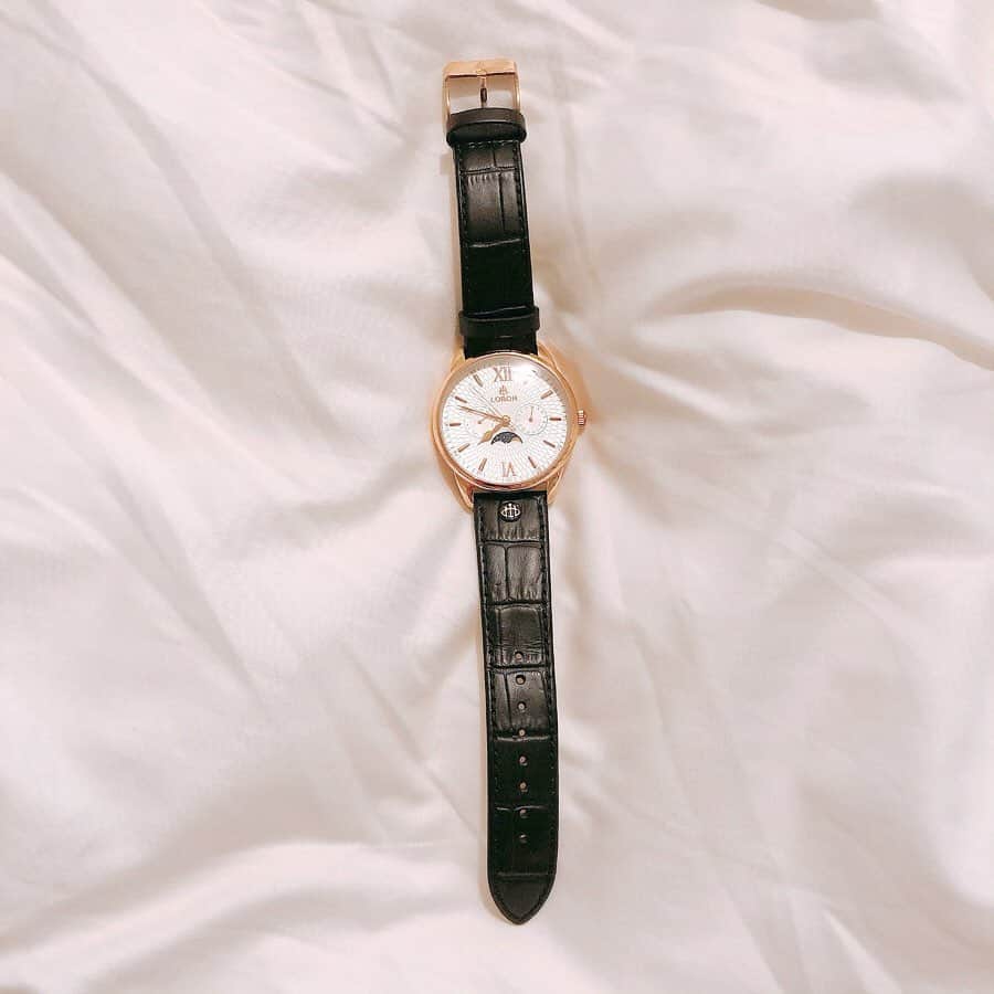 岡英里さんのインスタグラム写真 - (岡英里Instagram)「最近ブラック×ゴールドな組み合わせのファッションが多いので #LOBOR の黒ベルトの腕時計が大活躍してるよー(^^) . . こないだ載せた時計とベルトは色違いなんだけどフェイスが違うんだー☆ . . 時計ひとつでファッションが本当に楽しくなるからお手頃なのに本格的な腕時計は本当に助かる😭✨ . . ERIDIAN PELIHELION BLACK 40mmを選んだんだけど、女性で40mmでも全然可愛くつけられるよー🙆‍♀️ . . クーポンコード【oka0805】で10%割引になるので是非クーポンコード使ってみてね(^^) . . #ロバー #時計 #腕時計 #loborjapan #ファッション #ファッション好きな人と繋がりたい  #新ブランド #おすすめ #使いやすい #ブラック #ゴールド #ファッション小物」9月2日 20時43分 - okaeri0424