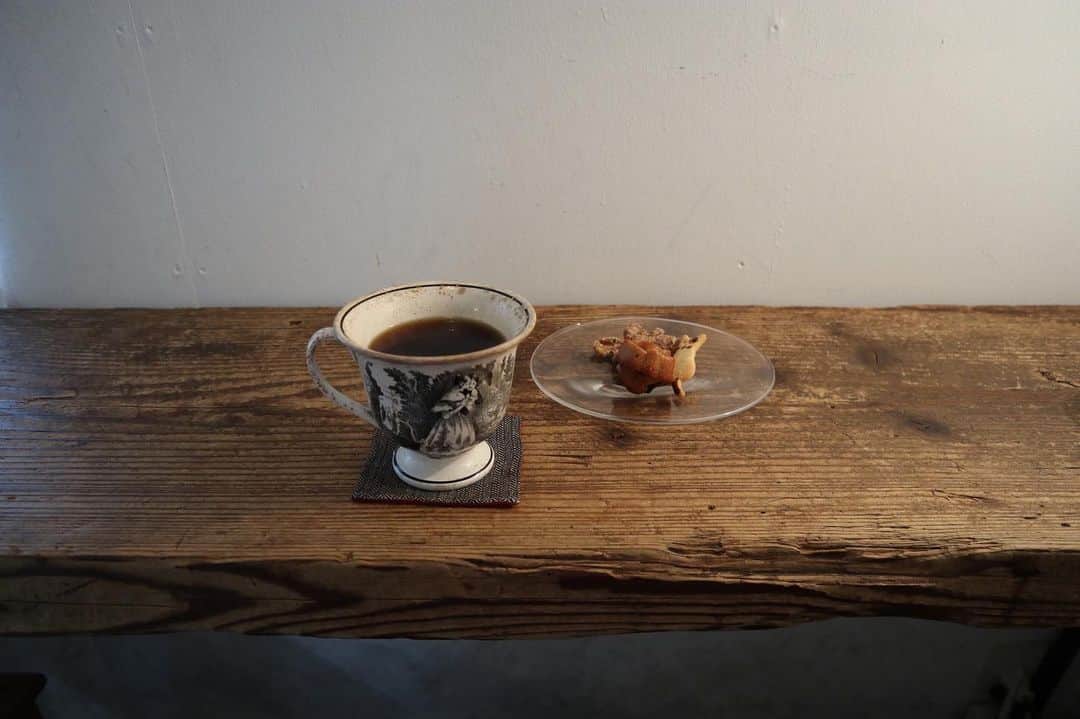 石井輝明さんのインスタグラム写真 - (石井輝明Instagram)「板橋。 撮影は着席状態での一枚のみというとんでもない緊張感の中撮ったのが2枚目。 ちょっと遠目すぎてお菓子の方がなんやわからんようになってもうた。 厳しいぜ。。 #器々 #cafe #coffee #カフェ #東京カフェ #板橋カフェ #カフェ芸人 #ブログをラインブログからアメブロに移行しようと思っています #インスタちょっとお休みしようかと思ったけど #結局更新 #まぁ適当にやっていきます #ブログの方はちょっとずつやっていきます #5回目までやってもう疲れてる #完全移行の道は険しい」9月2日 20時46分 - comandanteishii