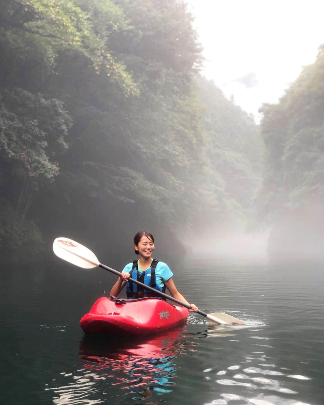 のインスタグラム：「こんばんは . 先日、TCNの番組のロケでカヤックにチャレンジしてきました🛶 初めてだったのに上手いと褒めてもらえました😎 気持ち良かったよ✨ . 奥多摩は自然のレジャーが沢山あって本当におススメです☺️ . . #奥多摩 #白丸湖 #カヤック #tcn #レポーター #動画もあるよ #okutama」