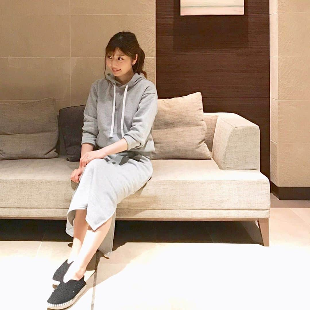 橘珠里さんのインスタグラム写真 - (橘珠里Instagram)「"飛行機の中で着るのに良さそう〜✈️"と思って注文した #通販サイト 【 ENVY LOOK 】( @envylook_japan )の #スウェットセットアップ ❤︎ ⠀ * *商品名は📝カンガルーポケットパーカー+サイドスリットスカートです* * ⠀ ⠀ 楽ちんなスウェットなのですが、きれい目なすっきりデザインで、やや短めのトップスに、スカートのロング丈✖︎スリットも女性らしくてお気に入り🥰⠀ ⠀ そして、スカートの下には﻿﻿ @gyugyugyu_lme さんの #骨盤ショーツ﻿﻿ ﻿ ﻿﻿﻿ ﻿#ギュギュギュ をはいています◡̈⃝︎ ⠀ ⠀ ややタイトなスカートの時には特に良くて、すぐぽっこりしてしまう私のお腹もシュッとがキープできます🎶 ⠀ ⠀ ブラックのレースが可愛いのも嬉しいです◎ ⠀ ⠀ スニーカーは最近大好きな #スケッチャーズ @skechers 👟 ⠀ ⠀ とにかくどのアイテムも軽くて歩きやすいです🎶 ⠀ *----*----*----*----*----* #コーデ #エンビールック #プチプラ #プチプラコーデ #韓国ファッション #韓国通販 #韓国通販サイト #セットアップコーデ #セットアップワンピース #きれいめカジュアル #カジュアルコーデ #スエット #スエットセットアップ #スエットコーデ #スウェットコーデ #スウェットワンピース #旅行コーデ #タビジョ #骨盤矯正 #フラットシューズ #歩きやすい靴 #くるりんぱアレンジ #envylook #envylook_japan #skechers」9月2日 20時49分 - jurinu