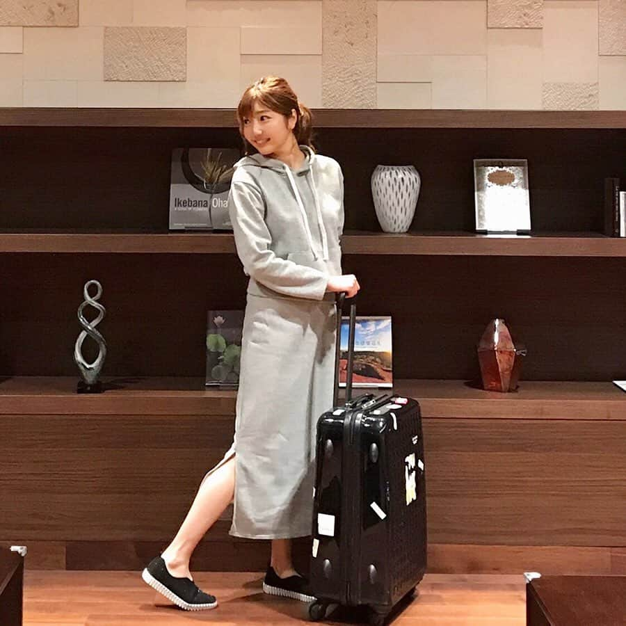 橘珠里さんのインスタグラム写真 - (橘珠里Instagram)「"飛行機の中で着るのに良さそう〜✈️"と思って注文した #通販サイト 【 ENVY LOOK 】( @envylook_japan )の #スウェットセットアップ ❤︎ ⠀ * *商品名は📝カンガルーポケットパーカー+サイドスリットスカートです* * ⠀ ⠀ 楽ちんなスウェットなのですが、きれい目なすっきりデザインで、やや短めのトップスに、スカートのロング丈✖︎スリットも女性らしくてお気に入り🥰⠀ ⠀ そして、スカートの下には﻿﻿ @gyugyugyu_lme さんの #骨盤ショーツ﻿﻿ ﻿ ﻿﻿﻿ ﻿#ギュギュギュ をはいています◡̈⃝︎ ⠀ ⠀ ややタイトなスカートの時には特に良くて、すぐぽっこりしてしまう私のお腹もシュッとがキープできます🎶 ⠀ ⠀ ブラックのレースが可愛いのも嬉しいです◎ ⠀ ⠀ スニーカーは最近大好きな #スケッチャーズ @skechers 👟 ⠀ ⠀ とにかくどのアイテムも軽くて歩きやすいです🎶 ⠀ *----*----*----*----*----* #コーデ #エンビールック #プチプラ #プチプラコーデ #韓国ファッション #韓国通販 #韓国通販サイト #セットアップコーデ #セットアップワンピース #きれいめカジュアル #カジュアルコーデ #スエット #スエットセットアップ #スエットコーデ #スウェットコーデ #スウェットワンピース #旅行コーデ #タビジョ #骨盤矯正 #フラットシューズ #歩きやすい靴 #くるりんぱアレンジ #envylook #envylook_japan #skechers」9月2日 20時49分 - jurinu