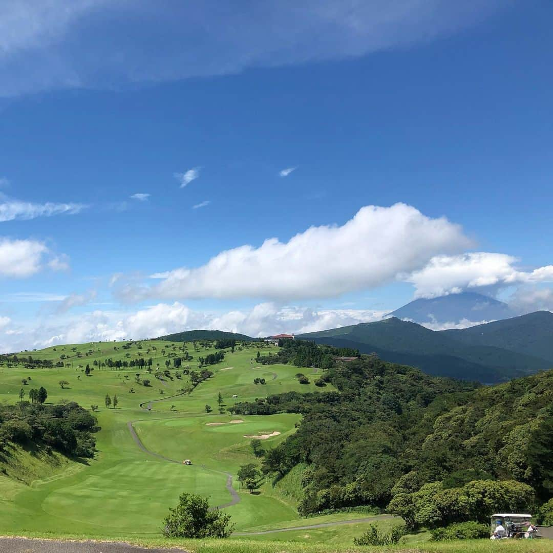 にゃんさんゴルフさんのインスタグラム写真 - (にゃんさんゴルフInstagram)「. . 箱根くらかけゴルフコース⛳️ . . あやめちゃんとひさびさ♡ あと少しで富士山みえたー🤣🗻 . . 帰りに一瞬、箱根湯本駅のあたりを散策✨ . . #箱根ゴルフ#100切り#箱根#箱根くらかけゴルフコース#富士山#芦ノ湖#箱根湯本駅#箱根散策#絶景#ゴルフ女子#旅行大好き#golfgirl #ladiesgolf #golfhotties #golfbabes #golflife #golfstagram #japanesegirl #lovegolf  #golfer #ゴルフ大好き#instagolf #スポーツ女子 #골프 #모델 #한국  #高尔夫球 #vg_fashion#summergolf」9月2日 20時50分 - miiiii0228