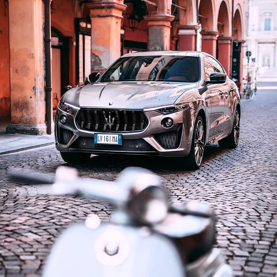 Maserati Japan | マセラティ ジャパンのインスタグラム：「最高のドライビングへの探求によって生まれたV8エンジンと精悍なボディデザインを持ちながら、クラシカルなイタリアの街並みとの調和をみせるレヴァンテ トロフェオ。時代を超えたイタリアの美意識が響き合います。 #Maserati #マセラティ  #MaseratiJapan #マセラティジャパン #Levante #レヴァンテ」