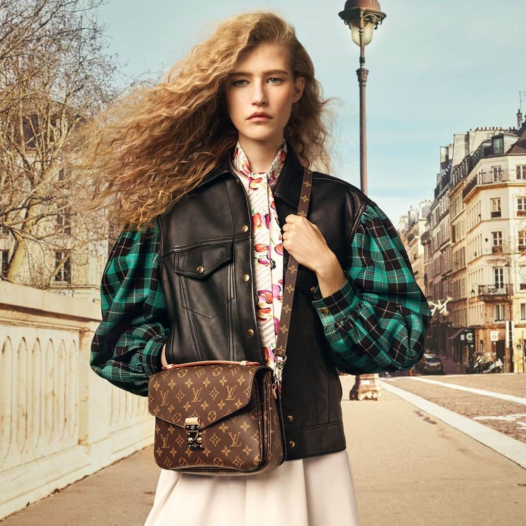 ルイ・ヴィトンさんのインスタグラム写真 - (ルイ・ヴィトンInstagram)「Unfailingly modern. The Pochette Métis is one of the many #LouisVuitton bags enhanced by the Monogram motif. Find a selection of new and iconic bags and more via link in bio. Photographed by @craigmcdeanstudio」9月2日 21時00分 - louisvuitton