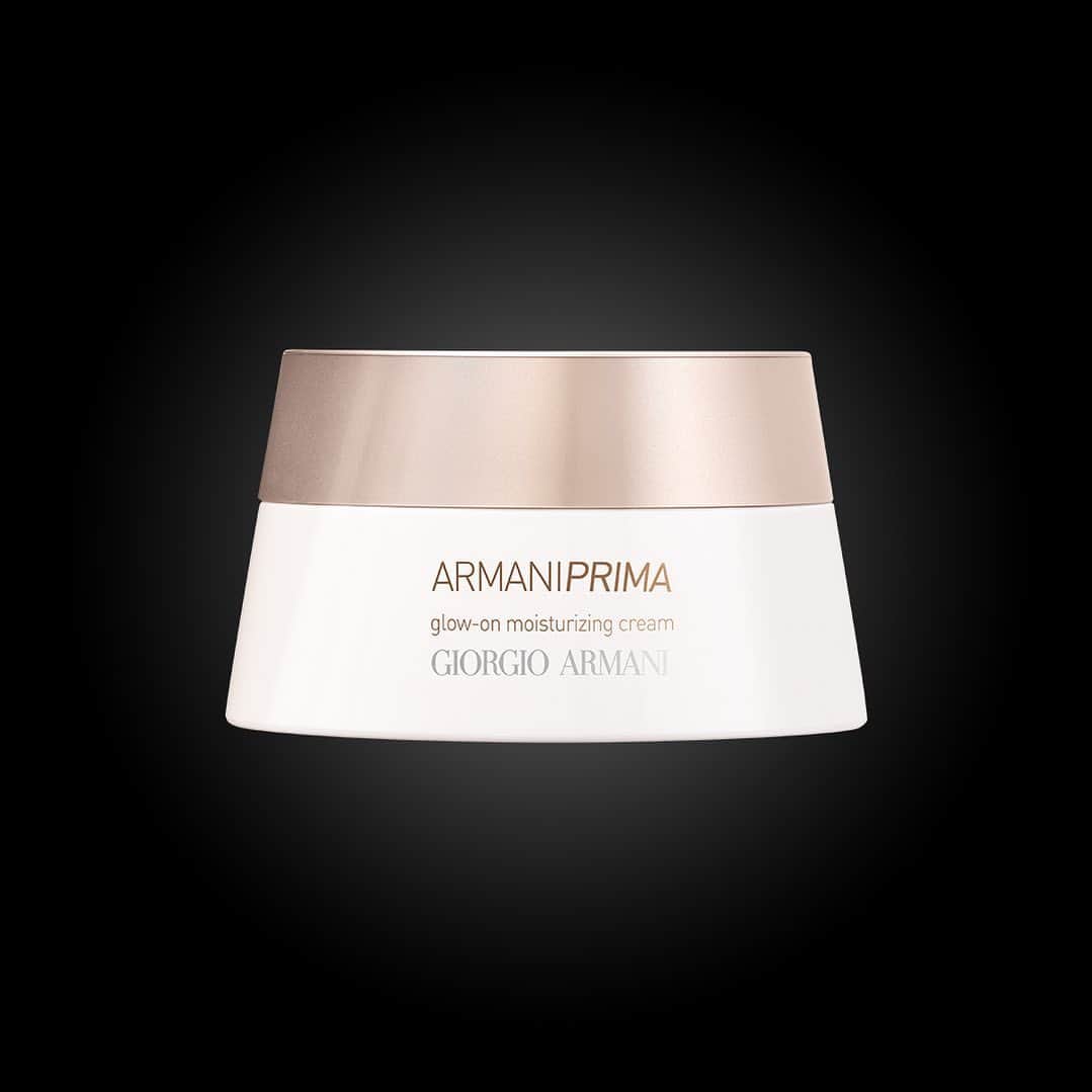 Armani Beautyさんのインスタグラム写真 - (Armani BeautyInstagram)「Embrace a red carpet glow with priming moisturizer ARMANI PRIMA GLOW-ON MOISTURIZING BALM. Applied before makeup, the balm ensures a beauty look that stays perfectly in place throughout any event.  #ArmaniBeauty #BiennaleCinema2019 #Venezia76 #ArmaniPrima #makeup」9月2日 21時00分 - armanibeauty