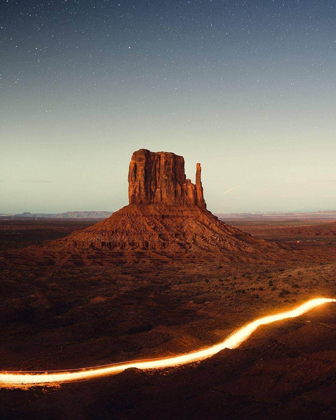 BEAUTIFUL DESTINATIONSさんのインスタグラム写真 - (BEAUTIFUL DESTINATIONSInstagram)「Catching the light in #MonumentValley ✨(📷: @janvincentkleine 📍: Monument Valley, Utah)」9月2日 21時00分 - beautifuldestinations