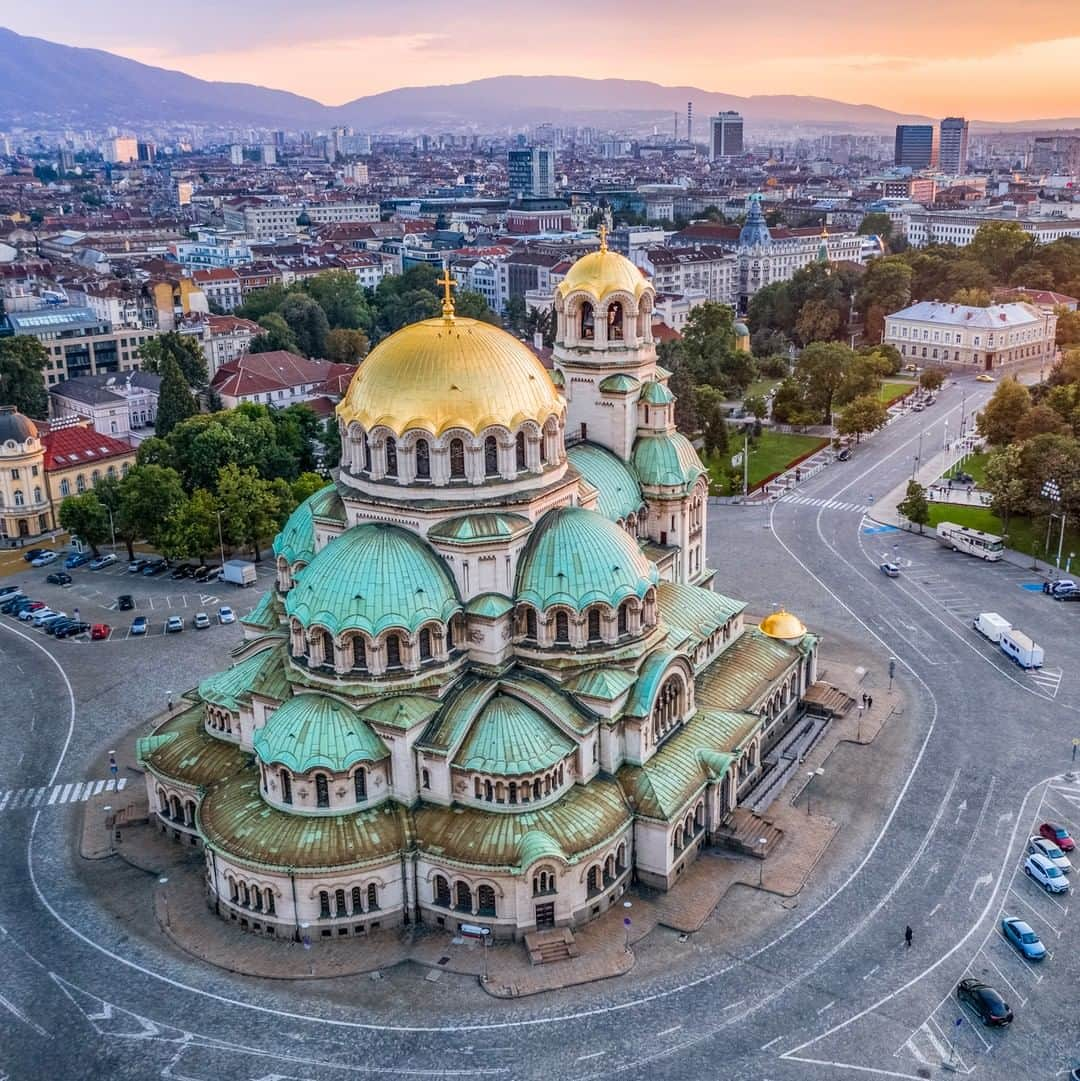 ルフトハンザさんのインスタグラム写真 - (ルフトハンザInstagram)「An evening atmosphere with a golden shimmer – the shining dome of the Alexander Nevsky Cathedral is just as much a landmark of Sofia as the Vitosha Mountains. #Lufthansa #CityOfTheMonth #Sofia」9月2日 21時01分 - lufthansa