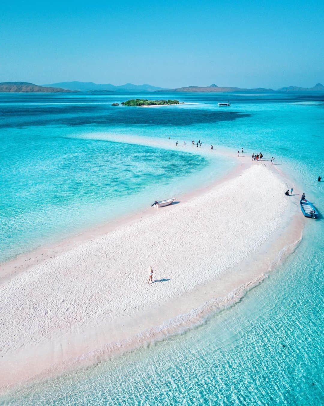 さんのインスタグラム写真 - (Instagram)「Getting lost in the middle of the ocean 🏝 . You’ll find me here exploring this sand bar paradise known as Taka Makassar with @indtravel @pesonaid_travel . It’s a crystal clear turquoise haven accessible by boat in the middle of Komodo national park. To get here you will need to take a boat from Labuan Bajo which is a short flight from Bali ✈️ . It’s places like this that make me realize how much more we need to do to preserve our precious planet 🌏 seeing plastic bottles and rubbish floating in the water through the national park has been heartbreaking. And local kids using plastic bottles as soccer balls 😢 . We’ve been on a mission to travel lighter with reusable bottles, utensils, straws and carry bags. Our boat was equipped to help us travel greener and reduce our footprint. Having fresh, filtered water to refill our reusable bottles is a step in the right direction. For any details about this tour please DM me. . These islands are just so beautiful and unique and need to be taken care of, along with their wildlife inhabitants 🐉 tourism is so important to support the economy of places like this, however we need to all make efforts towards sustainable travel 🌏 . What we can do - . ✨ Carbon offset our flights ✨ Choose direct flights and travel locally where possible ✨ Bring our own reusable drinking bottles, metal straws, utensils, bags, food wraps/containers, shampoo, soap etc ✨ Reduce our waste ✨ Reuse towels/sheets ✨ Bike, sail, walk, take public transport where possible ✨ Support the local economy and cultural heritage - ensure souvenirs are made locally and not made and shipped from another country. . I’ve learnt so much more on this trip about climate change and that we are at a critical tipping point. We all have the power to make a change. It’s absolutely essential to the health of our planet 🌏 . #WonderfulIndonesia #FamTripInfluencer2019 #LabuanBajo #funinlabuanbajo #sponsored #ad #komodo #komodonationalpark #indonesia #wonderfullindoneisa #visitindonesia #takamakassar #wonderful_places #beachesnresorts #beautifuldestinations #earthpix #earthfocus #djiglobal #iamtb #travelblogger #labuanbajo #flores #drone #womenwhodrone #sustainabletravel」9月2日 21時02分 - helen_jannesonbense