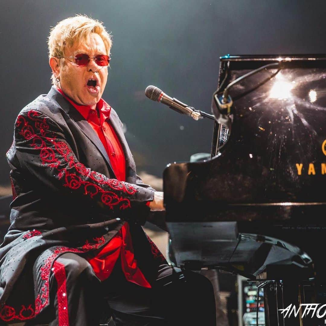 ジェイミー・カラムさんのインスタグラム写真 - (ジェイミー・カラムInstagram)「Doing my best @eltonjohn face to remind you about the #Taller tour 2020」9月2日 21時04分 - jamiecullum