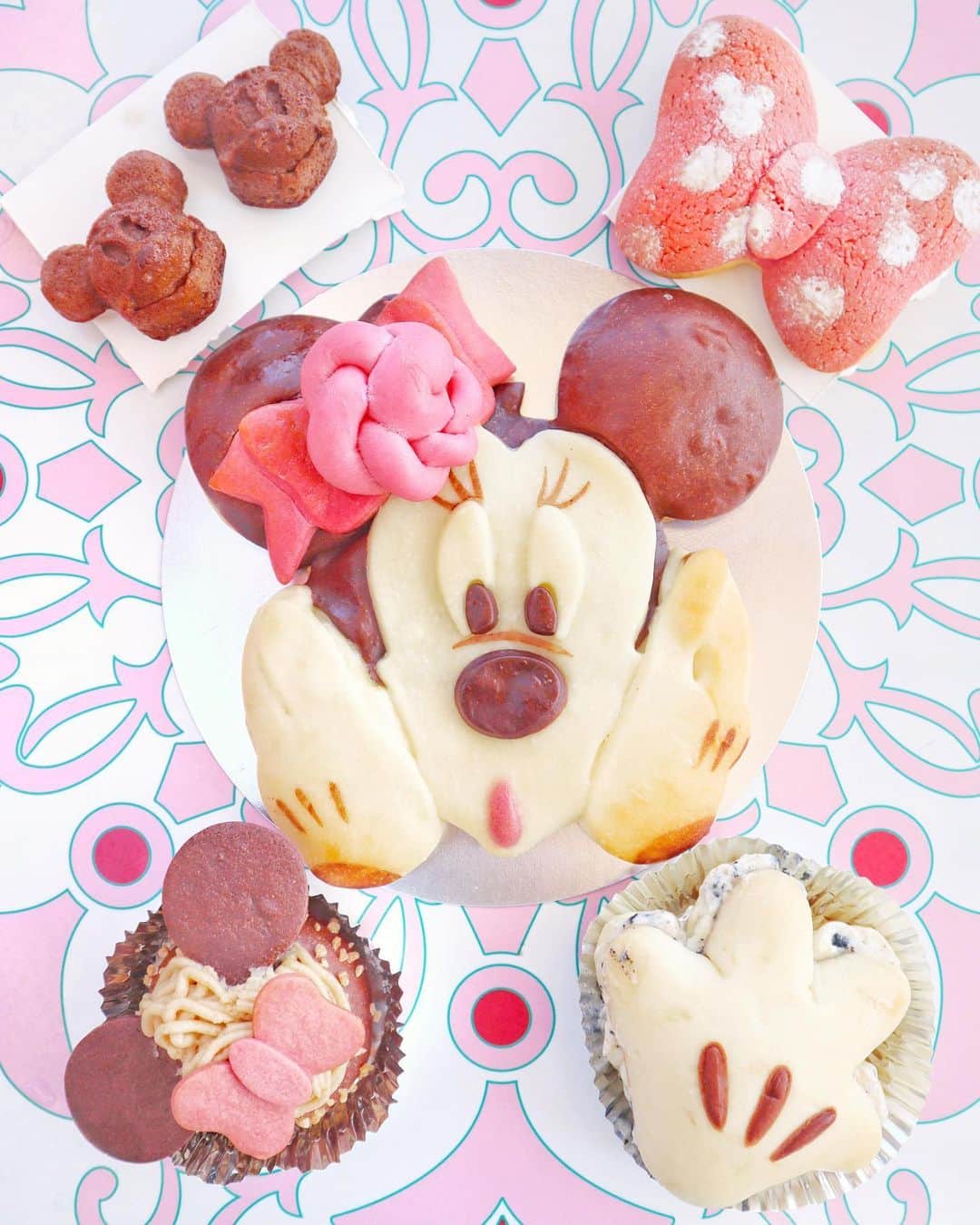 のインスタグラム：「👻🎀👻🎀﻿ ﻿ チックタックダイナーで今日から発売の﻿ ミニーちゃんのパン🍞ハロウィンver👻🎀﻿ ﻿ びっくりしてるミニーちゃんが可愛い😍❣️﻿ ﻿ 中のクリームはパンプキンチーズで﻿ 私が大好きな組み合わせ〜っ🎃🧀﻿ 他の定番メニューも並べてみた💕﻿ 私はミッキーのおててのパンが好き🤚💕💕💕﻿ ﻿ 今日はハロウィングッズが発売で﻿ 朝からパーク内はすっごい列だった🥺🥺🥺‼️﻿ みんなはお目当てのもの買えたかな？🤔﻿ ﻿ ﻿ #tokyodisneyland#tokyodisneyresort#disneyambassadorhotel#ambassadorhotel#minniebread#disneyfood#disneyHalloween#チックタックダイナー#東京ディズニーランド#ディズニーハロウィーン#ハロウィーン#ディズニーハロウィン2019#ディズニーハロウィン#ディズニーランド#ミニーちゃん#ミニー#パン#ディズニーアンバサダーホテル#アンバサダーホテル#ディズニーフード#手持ち倶楽部#みいきディズニー🏰💞 #みいきのカフェめぐり☕️🍰」