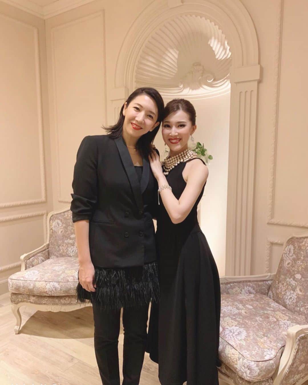 彩星りおんさんのインスタグラム写真 - (彩星りおんInstagram)「素敵なゲストの御三方。﻿ ﻿ #瀬奈じゅん さん (麻子さん)﻿ #蒼乃夕妃 ちゃん (まりちゃん)﻿ #彩吹真央 さん (ゆみこさん)﻿ ﻿ 久しぶりに麻子さんにお会い出来ました！﻿ offはすっかりお母さんのお顔でとても優しい雰囲気の麻子さんですが、ステージに立たれると流石のカリスマオーラ✨﻿ きりさんとのデュエットはただただ懐かしくて、一気に研5のまだ男役だった頃にタイムスリップ致しました。お2人のお話もゆうきと2人、袖に張り付いて聞き入っておりました🐰﻿ ﻿ 同期で戦友のまりちゃん👯‍♀️﻿ 現役時代、意外と心配性で小心者の我々はいつも1番2番で楽屋入りをしてました😂﻿ きりさんとまりのトップコンビの並びも久しぶりに拝見できて嬉しかった！﻿ 珍しく淡いピンクのドレスを選んでいて、きりさんへの愛を感じ可愛らしいなぁ〜と😁﻿ またゆっくり！と約束してきました👌﻿ ﻿ 宝塚のゲストはゆみこさん🌸﻿ 在団中はご一緒する機会がなかったので今回初めてゆみこさんのお歌を近くで拝聴しました。﻿ リハからその美声に驚き、優しくて柔和なお人柄にとても癒されました💓﻿ スタイルも抜群で、どうやって維持されてるのかついつい熱心に聞いてしまいました🤣﻿ きりさんとの同期のお話もとっても楽しかったです❣️﻿ ﻿ ゲストの皆さま、本番中出番じゃないときもずっと袖から見守って下さっていて、きりさんへの愛をひしひしと感じ感動しました。﻿ 宝塚の絆って本当に強くて美しい✨﻿ ﻿ #霧矢大夢25周年記念ディナーショー﻿ #霧矢大夢 さん﻿ #中原由貴 さん﻿ #彩星りおん﻿ ﻿」9月2日 21時13分 - rion.ayahoshi