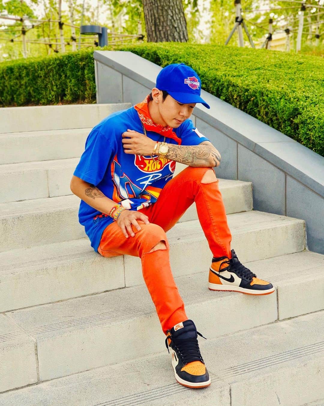 ダリ のインスタグラム：「💙🧡」