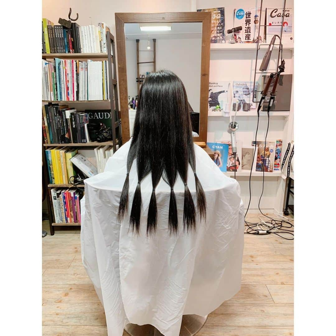 二木蒼生さんのインスタグラム写真 - (二木蒼生Instagram)「#ヘアドネーション * 2度目のヘアドネーションをしてきました✂︎ 髪の毛の長さが31cm以上必要と思っていたのですが、15cmから寄付できる団体もあると知って、きっかけとなったshelfさんで切っていただきました💇‍♀️ * 31cmはハードルが高いけど、これならできる！という方もいるのではないかなと思います😊 * シャンプー気持ちよかった～♬ * #ヘアドネーション #hairdonation #hairforchildren #つな髪 #つな髪プロジェクト #15cmからできるヘアドネーション #医療用ウィッグ #shelf #自由が丘 #shelf自由が丘 #二木蒼生」9月2日 21時09分 - aomushi_kune2