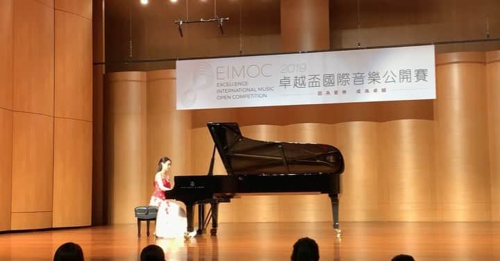 中園理沙のインスタグラム：「Here's a clip from the judges' concert in Taiwan. You all probably know this beautiful piece of Chopin! He touches my heart in a way that no one else can 😊 🎹Chopin: Nocturne Op. 27 No. 2 ・ 先日審査を務めた台湾の国際コンクール、審査員演奏会にて。私はやっぱりショパンを届けたくて、ショパン担当！ では、お楽しみ下さい🤗 ・・・ #pianist #piano #pianoconcert #chopin #chopinnocturne #music #musiclover #pianolover #taiwan #lisanakazono #musician #钢琴 #音乐 #台灣 #钢琴家 #中園理沙 #ピアニスト #音楽家」