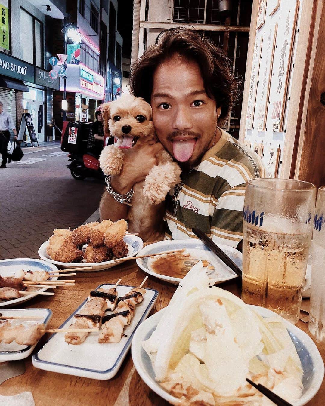 浅野宏明さんのインスタグラム写真 - (浅野宏明Instagram)「enjoy dinner with chacha🐶&💩 焼き鳥がチープで美味い😋  #焼き鳥#犬#dog#飼い犬#飼い主#同じ顔#dinner」9月2日 21時11分 - hiro_vaice