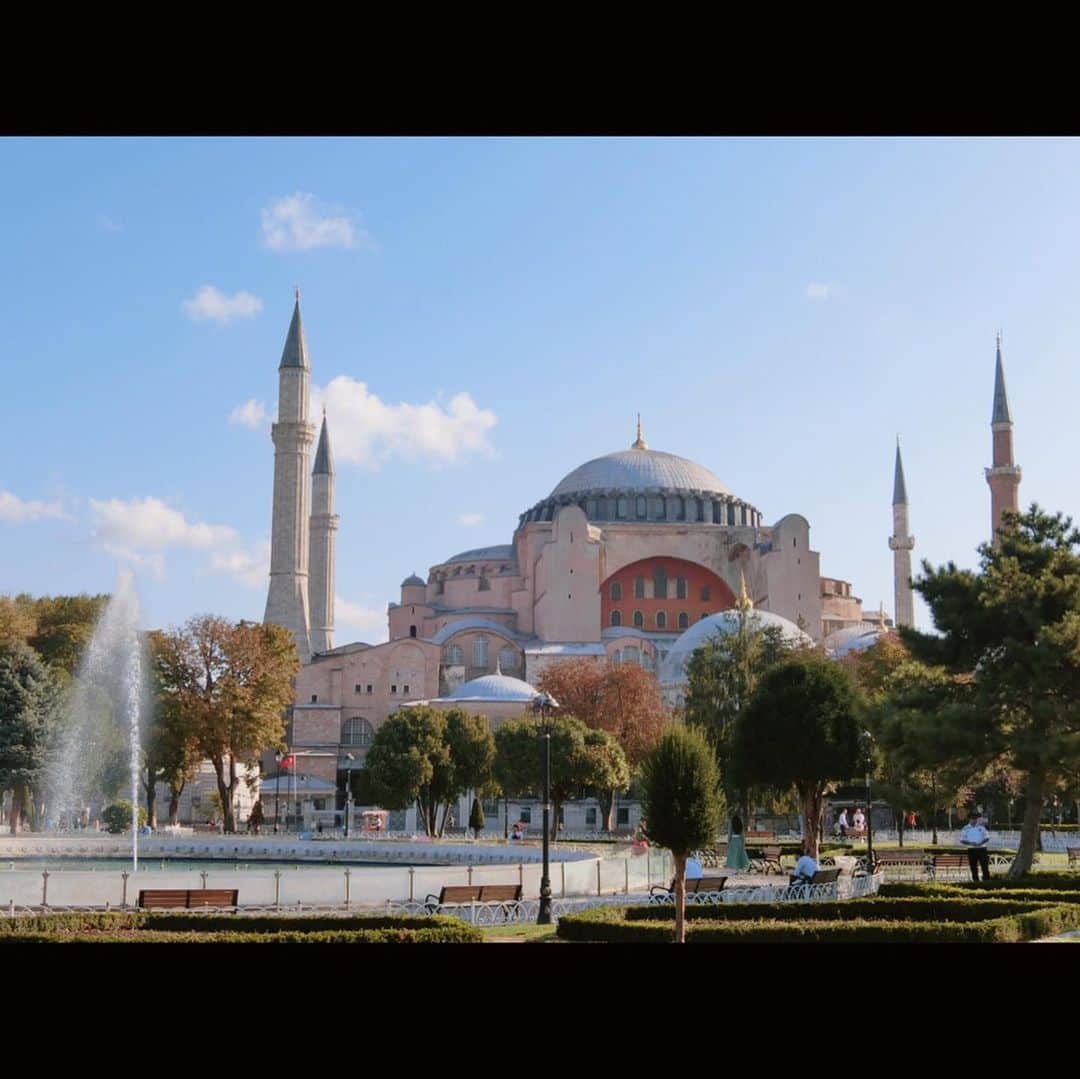 島村まみさんのインスタグラム写真 - (島村まみInstagram)「夏休みにトルコに行ってきました🇹🇷トルコは遺跡が沢山！！ カッパドキアで気球に乗ったり、パムッカレの真っ白な石灰棚の温泉に入ったり、イスタンブールで船に乗ったりと歴史や文化を肌で感じられた良い旅でした✈️」9月2日 21時12分 - mami_shimamura