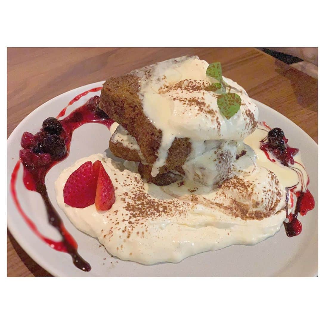 上村彩子さんのインスタグラム写真 - (上村彩子Instagram)「ティラミスタワーフレンチトースト🗼 . ティラミス味が美味しいふわふわ感触だった✨ . 来た時にはクリーム？アイス？がてろろんになってたけど😂笑 クリームいっぱいでおいしかった❤️ やっぱりスイーツはおいしい☺️🍰」9月2日 21時14分 - ayako_uem