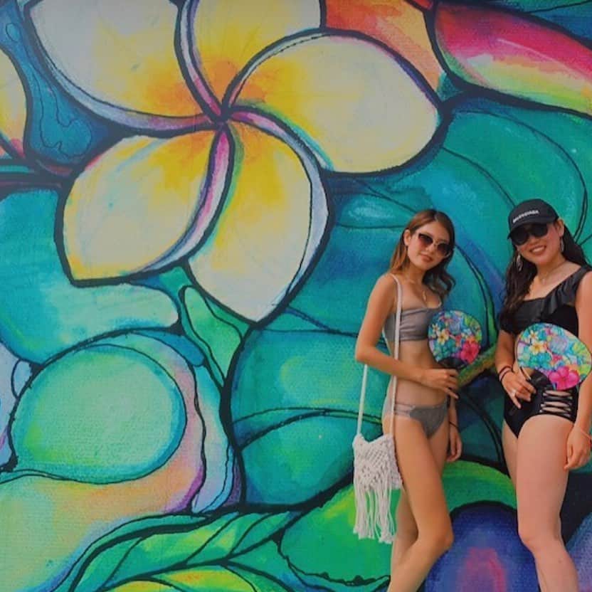 ラレイアのインスタグラム：「🌺 逗子海岸で人気の海の家Tomos @tomostomo で開催されていたColleen Wilcoxインスタキャンペーン😍✨ 沢山のご応募ありがとうございました！ 選考させていただいたご投稿をリポスト致します😄 ・ みんなのいいね数によって1位〜3位を決定します！ 1位の方には、なんとColleenグッズ3万円分をプレゼント！ みんなでインスタをアップしていいねしてくださいね😚 ※投票期間9/2mon- 8sun、発表は9/9monに行います！ ・ 今回残念ながら選考にもれてしまった方のご投稿は #cw_zushi にてご覧いただけます！ ぜひご覧ください🌈 ※1位〜3位の方にはDMにて別途ご報告させていただきます。 #colleenwilcox #colleenwilcoxart #art #wallart #interiordesign #photogenic #zushi #beach #surf #laleia #インスタ映え #映え #sns映え #逗子 #キャンペーン #応募 #ウォールアート #逗子海岸 #サーフ #ビーチ #ハワイ #フォトジェニック」