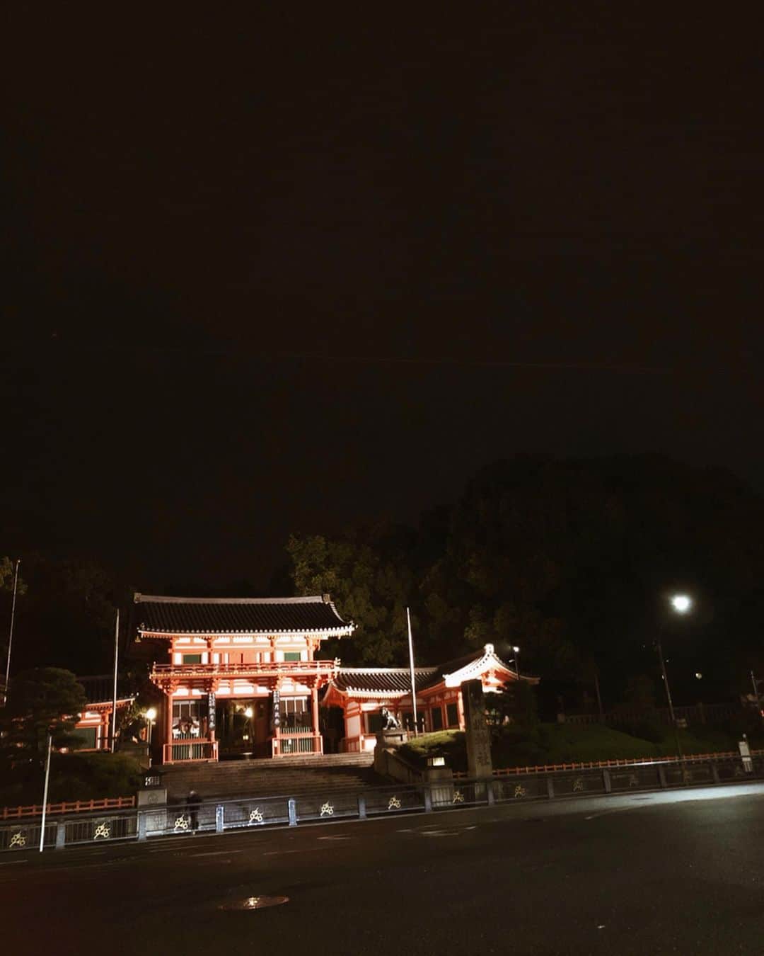 舞雛かのんさんのインスタグラム写真 - (舞雛かのんInstagram)「⛩🎇 夜の八坂神社. 幻想的でとても綺麗だったな...*. . #八坂神社 #京都」9月2日 21時16分 - mizho_601