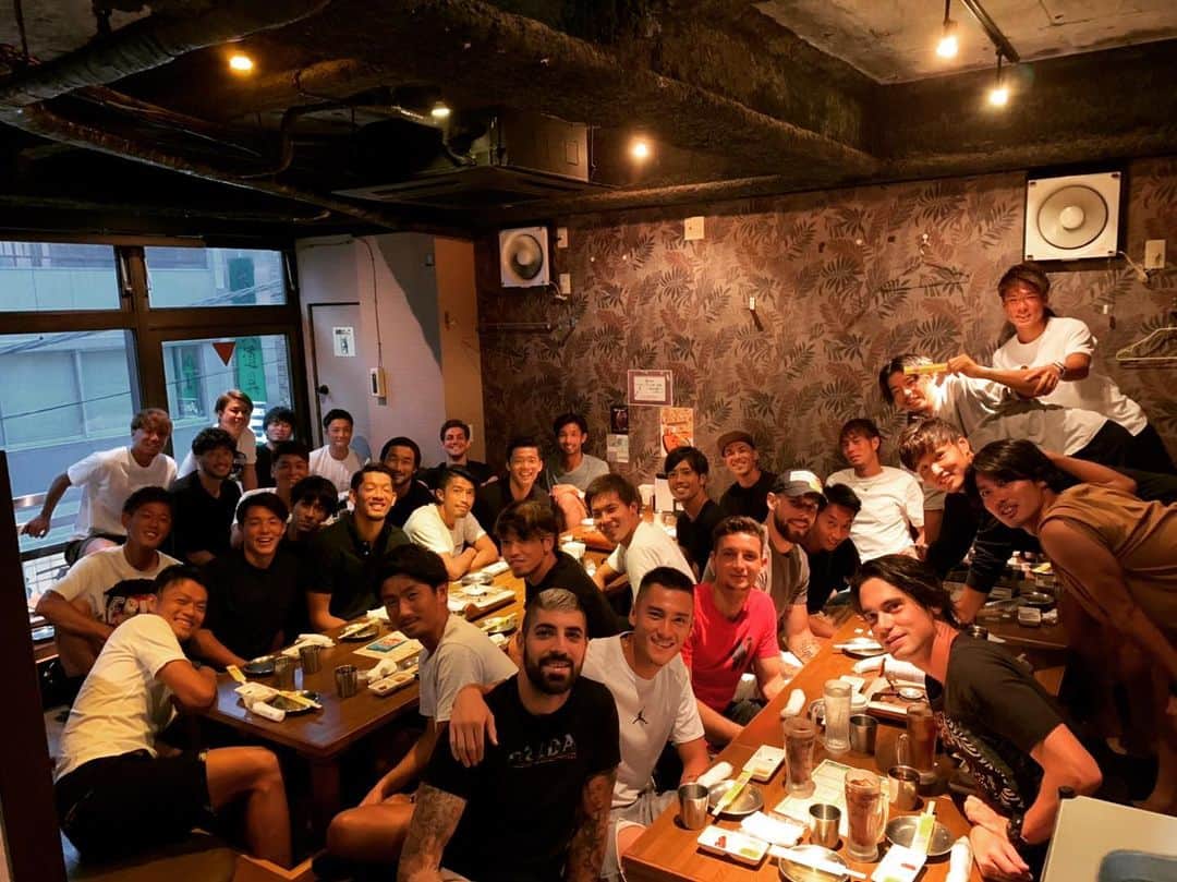 大山啓輔のインスタグラム：「. 昨日の決起集会。 元紀君が、愛媛戦後にサポーターの方から伝えていただいた気持ちを改めて選手全員に話してくれました。 選手もそれをしっかりと受け止めて、もう一度チーム１つになって、前を向いて頑張ろうという気持ちになれたと思います。 僕自身も、チームのために、今の自分にできることを精一杯やっていきたいと思います。 苦しい時にこそ、ファン・サポーターの皆様の声援が力になるし、必要不可欠です。 目標に向かって、最後まで一緒に戦いましょう！！！！ よろしくお願いします！！」