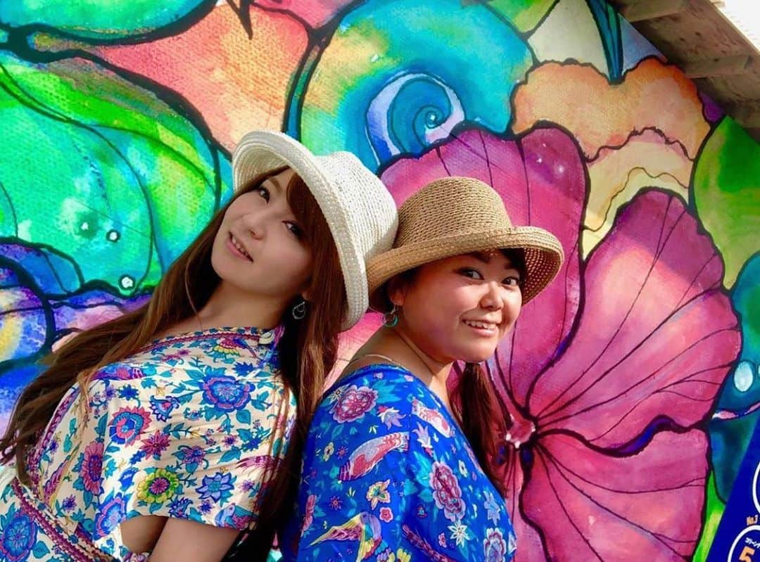 ラレイアのインスタグラム：「🌺 逗子海岸で人気の海の家Tomos @tomostomo で開催されていたColleen Wilcoxインスタキャンペーン😍✨ 沢山のご応募ありがとうございました！ 選考させていただいたご投稿をリポスト致します😄 ・ みんなのいいね数によって1位〜3位を決定します！ 1位の方には、なんとColleenグッズ3万円分をプレゼント！ みんなでインスタをアップしていいねしてくださいね😚 ※投票期間9/2mon- 8sun、発表は9/9monに行います！ ・ 今回残念ながら選考にもれてしまった方のご投稿は #cw_zushi にてご覧いただけます！ ぜひご覧ください🌈 ※1位〜3位の方にはDMにて別途ご報告させていただきます。 #colleenwilcox #colleenwilcoxart #art #wallart #interiordesign #photogenic #zushi #beach #surf #laleia #インスタ映え #映え #sns映え #逗子 #キャンペーン #応募 #ウォールアート #逗子海岸 #サーフ #ビーチ #ハワイ #フォトジェニック」