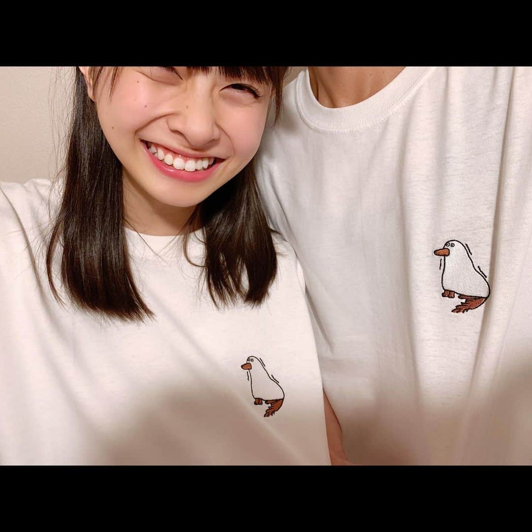 松岡はなのインスタグラム：「はなもお母さんもテラスハウスが大好き過ぎて @foxco_kaori さんのTシャツをお揃いでゲットしちゃいました😹Tシャツの写真をどうしても撮りたくって頑張って外カメラで撮ってたのだけど難しくってこんな写真しか撮れんかった😹(笑)カップルみたい😹😹😹😹 #はながめちゃめちゃ膝曲げてお母さんがめちゃめちゃ背伸びしとる」