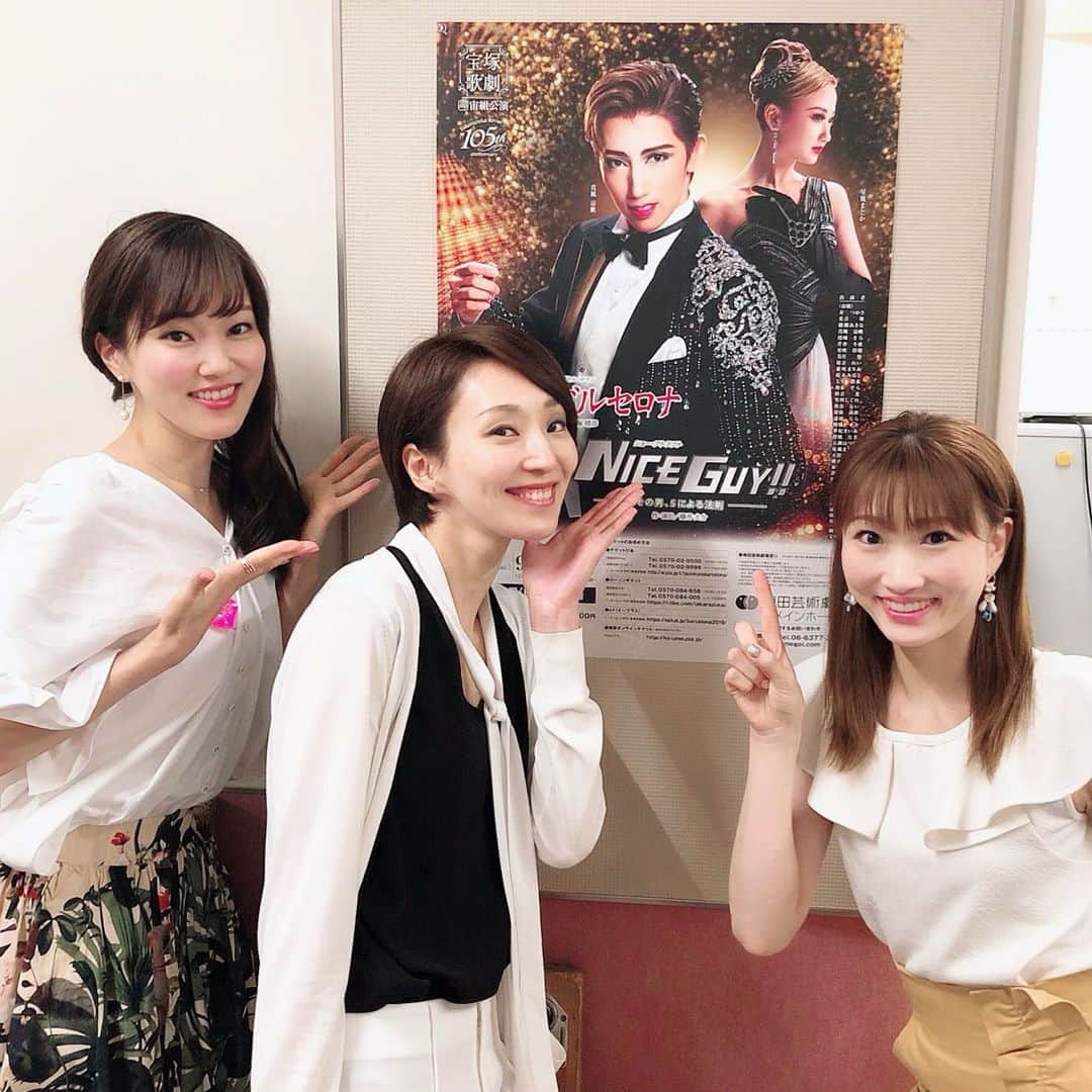 愛白もあさんのインスタグラム写真 - (愛白もあInstagram)「ついにっっっ  宙組全国ツアー公演、観に行って参りました！！ 本当、最高でした！！！！！ 盛り上がり過ぎました！！ 興奮しばらく収まらず！  ファンの時に感じていた ショーのフィナーレナンバー後半になると、  あ、、 もうすぐ終わってしまう。。。 という寂しさを感じました。  皆様、お一人お一人素敵で、 宝塚って素晴らしいですね！！ 目が足りません！ 全国の皆様、楽しみにしていてください！！！！！ 宙組最高です！！ あっきーさん(#澄輝さやと さん)と ゆいちゃん(#結乃かなり)と☆ #梅田芸術劇場 にて #宙組全国ツアー #観劇  #真風涼帆さん まさに#niceguy  #芹香斗亜 #星吹彩翔 #自慢の同期  #まどか も#ずんちゃん も最高‼︎ #書ききれないです  #華妃まいあ ちゃん #退団公演 #おめでとう。 #皆様元気に最後まで過ごせますように」9月2日 21時20分 - aishiro_moa