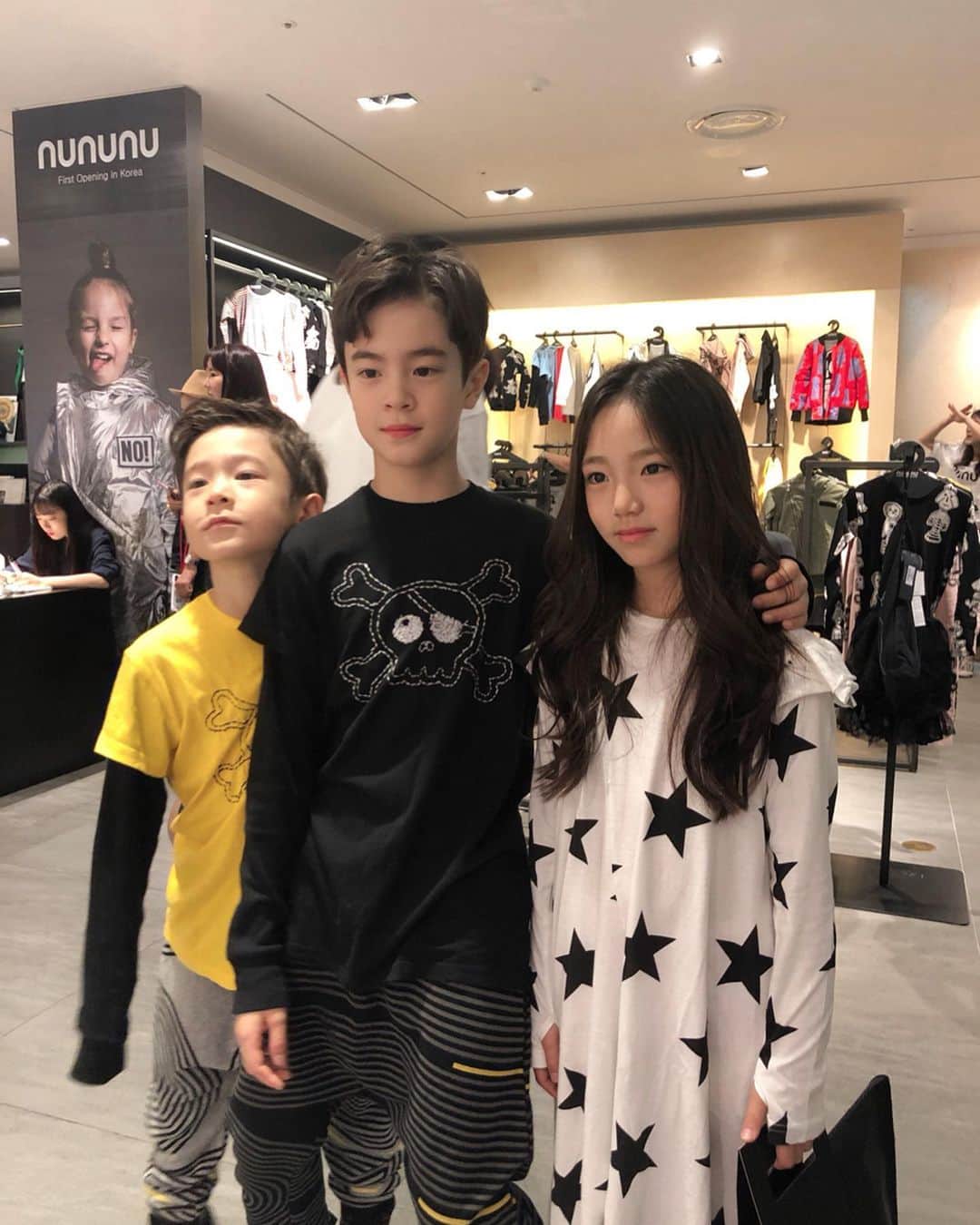 ウンチェのインスタグラム：「반가운 얼굴들과 함께 ,  처음 만난 로건오빠는  은채랑 키 차이 많이 난다고  매너다리 해주고 매너👍🏻 . . . #키즈모델#주니어모델#이은채 #마지막도배#🙏🏻#이해해주실거죵 #굿밤#보내세요#goodnight」