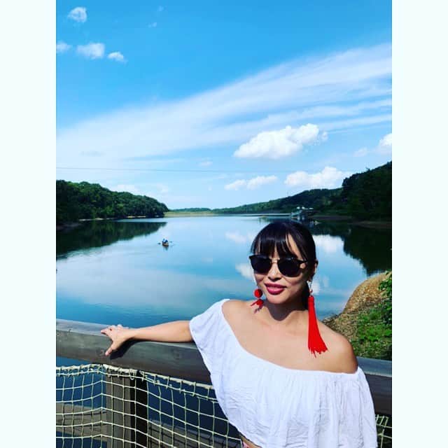 のインスタグラム：「気付くと、9月だった‼️ ・ 今年の夏ゎ、出産により体質が変わってしまって、日光に弱いお肌になってしまいました🌞💦 ・ 夏大好き❣️太陽大好き❣️日焼け大好き❣️ 2枚目の写真なんて、暗闇と同化するくらい真っ黒でお肌強かった私が👱🏾‍♀️……(1番右ねw)…… ・ 強い日差しにちょっと当たっただけで、赤いプツプツが出来てかゆーくなる😣💦 これってもぅ治らんのかな⁉️💦💦 ・ まぁ、皮膚科の薬塗れば症状抑えられるからいいか😅 ・ 8月は、家族友達旅行連れてってくれたし🚗🌟 今月は、広島と大阪帰るし🚄🌟 来月は、友達家族と一緒に熱海の別荘♨️ ・ 夏が終わっても、楽しみは終わらない✌️😁 ・ ・ #夏休み #旅行 #🚗 #summervacation #メッツァビレッジ  #遊び倒した #enjoy #大冒険 #6months #6ヶ月ベビー #生後6ヶ月 #👶🏻 #baby #boy #family #happy #smile  #友優心 #ゆうしん #yuushin #cute #🤱🏻 #家族 #papa #mama #宝物 #mylove #iloveyou #愛してる」