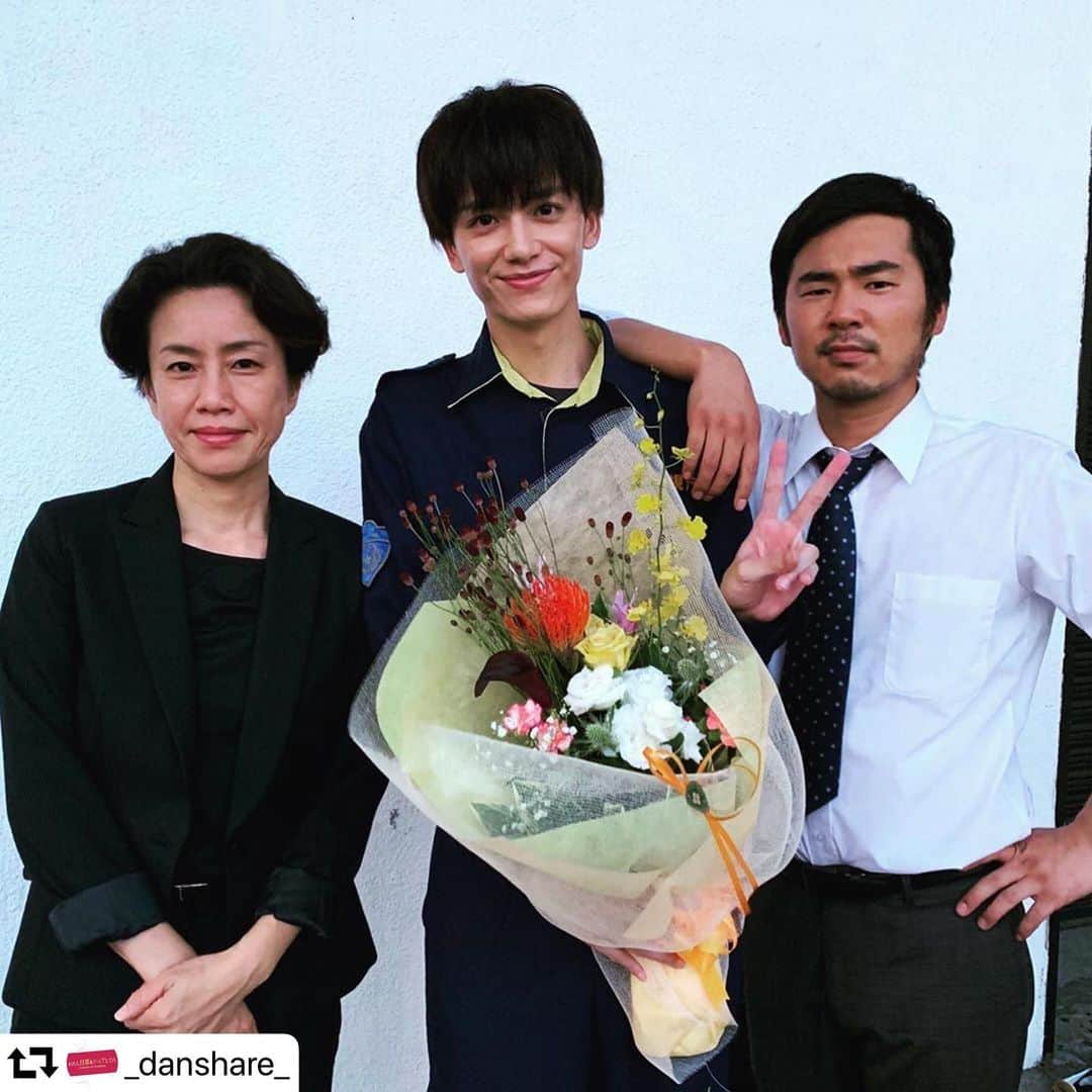 小野健斗さんのインスタグラム写真 - (小野健斗Instagram)「クランクアップした時の写真です！ お花もいただいちゃいました！いよいよ最終回だね。終わっちゃうのさみしい😭  #repost @_danshare_ ・・・ ‪#わたし旦那をシェアしてた 今週いよいよ最終回😭‼️‬ ‪…ということで、#クランクアップ シリーズです✨‬ ‪今回は“シェア旦那”殺害事件を追い続けた警察トリオ✨‬ ‪💍塚本美保役 #渡辺真起子 さん✨‬ ‪💍杉原哲也役 #笠本東吾 さん✨‬ ‪💍野村大輔役 #小野健斗 さん✨‬ ‪お疲れ様でした👮‍♂️🚓✨‬ ‪最終回は9月5日(木)24:29放送です！‬ ‪いつもより30分遅いですが…#木曜日も夜ふかし、お願いしますっ🙇‍♀️✨‬ ‪#小池栄子 #りょう #岡本玲 #赤楚衛二 #黒木啓司 #渡辺真起子 #平山浩行 #夏木マリ #ヒルクライム #事実愛 #ytv #木曜ドラマF #ドラマ #マンゴー体操 #木曜日も夜ふかし #旦シェア‬ ‪💍9月5日(木)24:29〜最終回放送！9話無料見逃し配信はTVer・ytvMyDo!💍‬」9月2日 21時33分 - kento_ono