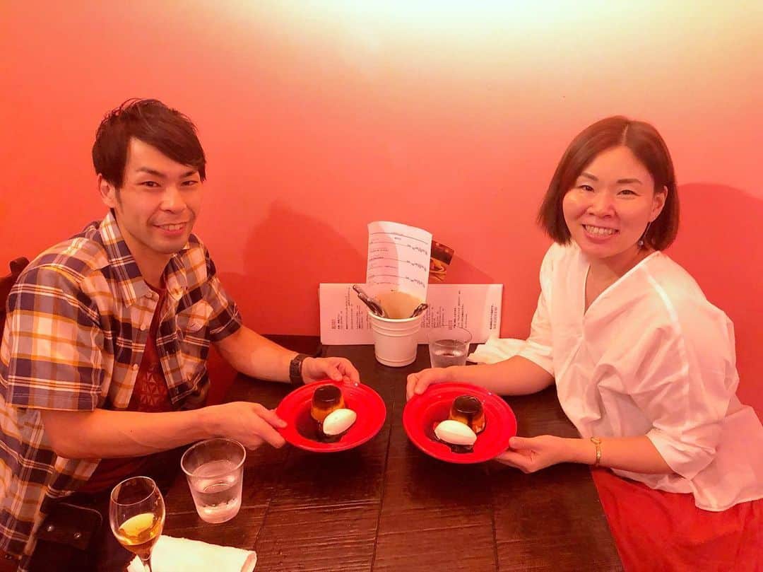 興梠友理さんのインスタグラム写真 - (興梠友理Instagram)「【8月31日】 #倉田生誕祭 今年も横浜の大好きなレストラン 「rotisserie Artisan」で @kurara.4645 の誕生日をお祝いしました🥂 ・ 1枚目に載せてしまうほど大好きな男気プリン😍 極限までビターに仕上げたカラメルソースが適度にしみた固めのプリンが最高✨一人ひとつずつが最近の定番www ・ ちなみに誕生日プレゼントはスポルティバのアプローチシューズとマドハンドのタンクトップでした🎁 (なぜか先月すでに贈呈済み😅) ・ 【1】男気プリン×2 【2】NZ産骨つき仔羊 【3】マグレ鴨 【4】肉汁ローストポテト 【5】〆さばと胡麻のテリーヌ イチジクソース 【6】クスクスロワイヤル(シーフード)  #ロティスリーアルティザン#ロティスリー#馬車道グルメ #横浜グルメ #横浜ディナー #馬車道 #みなとみらい #横浜デート#rotisserieArtisan  #yokohama」9月2日 21時36分 - yuri_rogi