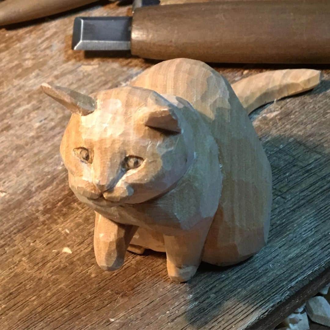 yamanekoのインスタグラム：「そろりそろり  #ねこ#猫#ねこ部 #ねこすたぐらむ #彫刻 #猫彫刻 #cat #木彫りの猫 #catsofinstagram #catstagram #sculpture #woodsculpture #woodworking #そろりそろり  #バンナイリョウジ」